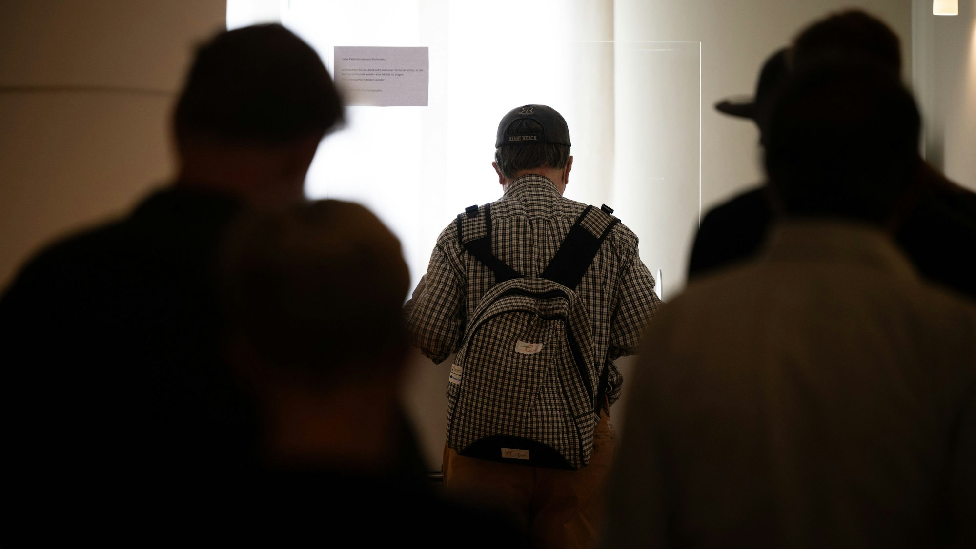 Berlin: Patienten stehen in einer HNO-Praxis kurz nach der Öffnung zur Sprechstunde am Empfang.