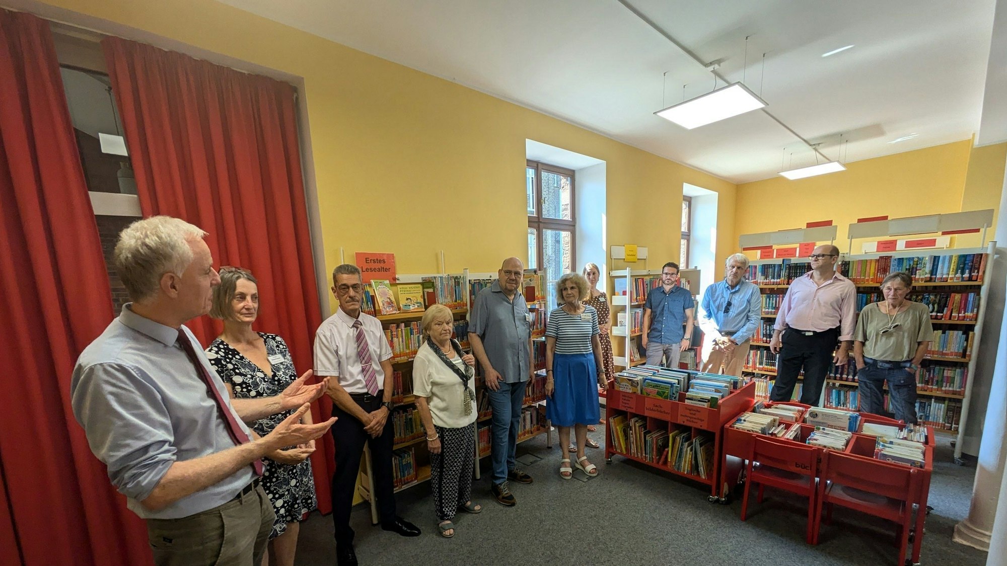 Bürgermeister Rolf Schumacher (links) eröffnete gemeinsam mit Leiterin Franzis Steinhauer (2. von links) offiziell den Alfterer Standort der interkommunalen öffentlichen Bücherei Meckenheim-Alfter. Foto: Frank Engel-Strebel