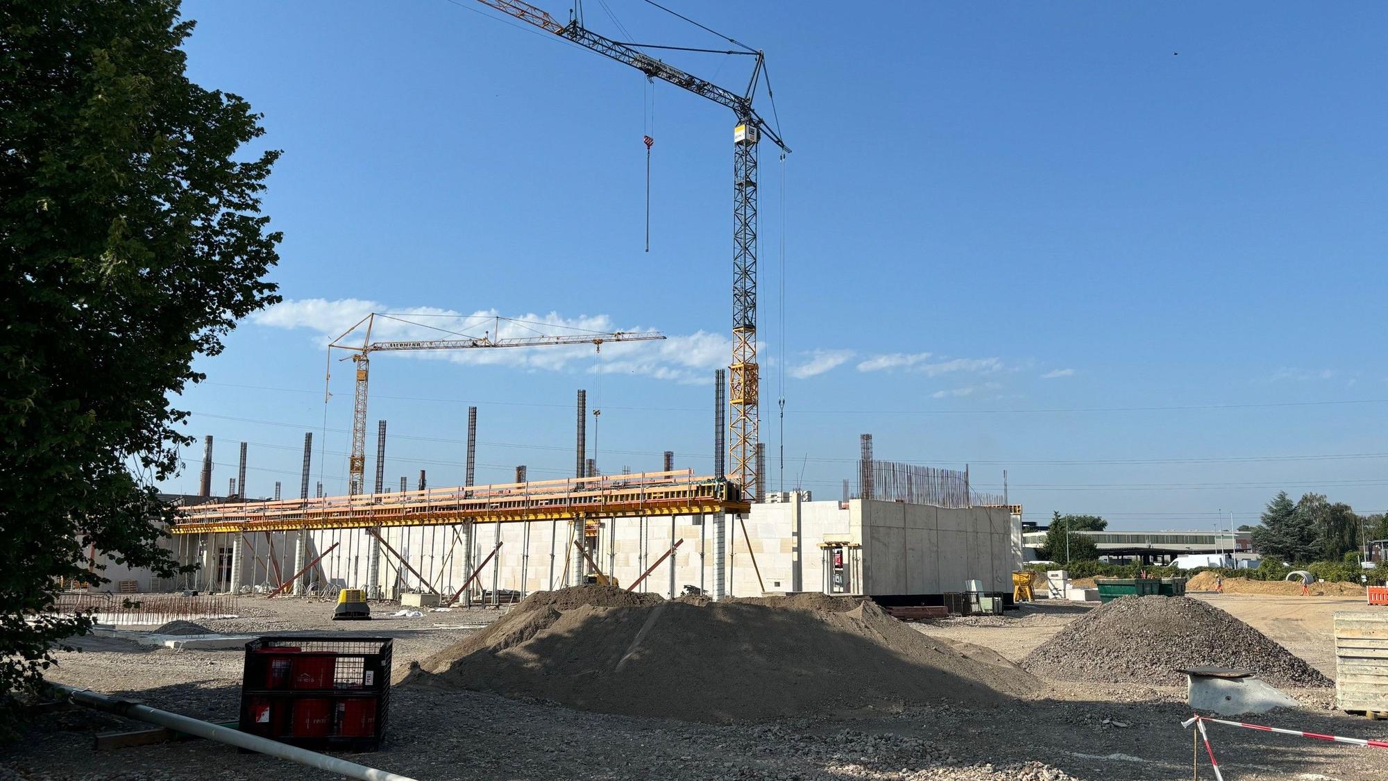 Auf dem Foto ist die Baustelle des neuen Pkw-Centers zu sehen.