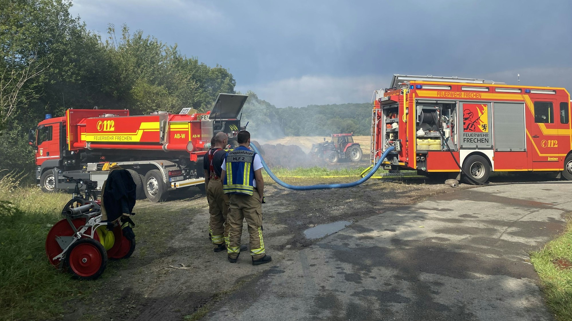 Im Pendelverkehr wurde der nagelneue Abrollcontainer „Wasser“ über Tanklöschfahrzeuge gefüllt, damit genügend Wasser für den Einsatz bereit stand.