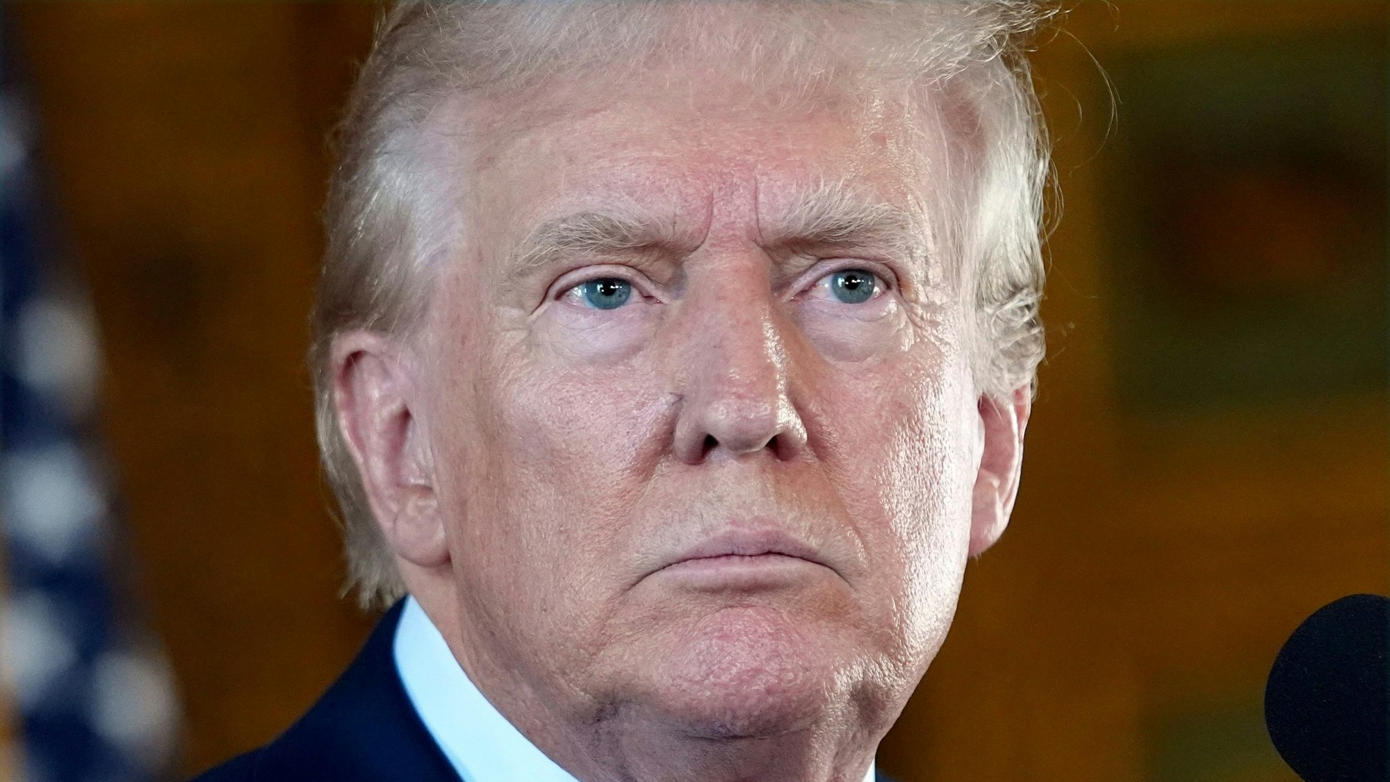 Der republikanische Präsidentschaftskandidat und ehemalige US-Präsident Donald Trump hört sich eine Frage an, während er während einer Pressekonferenz in seinem Anwesen Mar-a-Lago zu Reportern spricht.