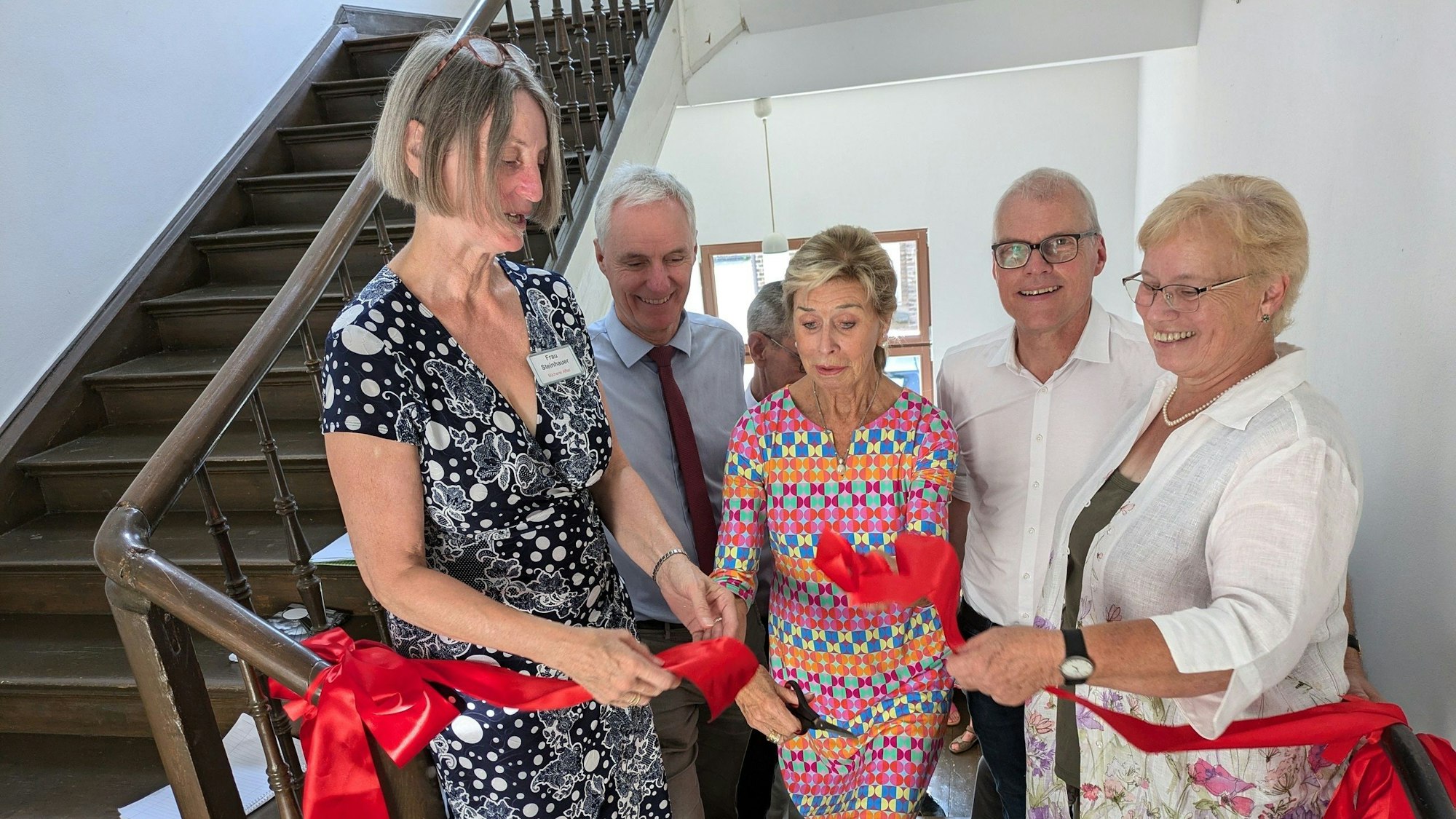 Franzis Steinhauer, Rolf Schumacher, Margret Faßbender, Oliver Krauß und Luise Wiechert (von links) durchschnitten das rote Band um den Alfterer Büchereistandort offiziell für alle zu eröffnen. Foto: Frank Engel-Strebel