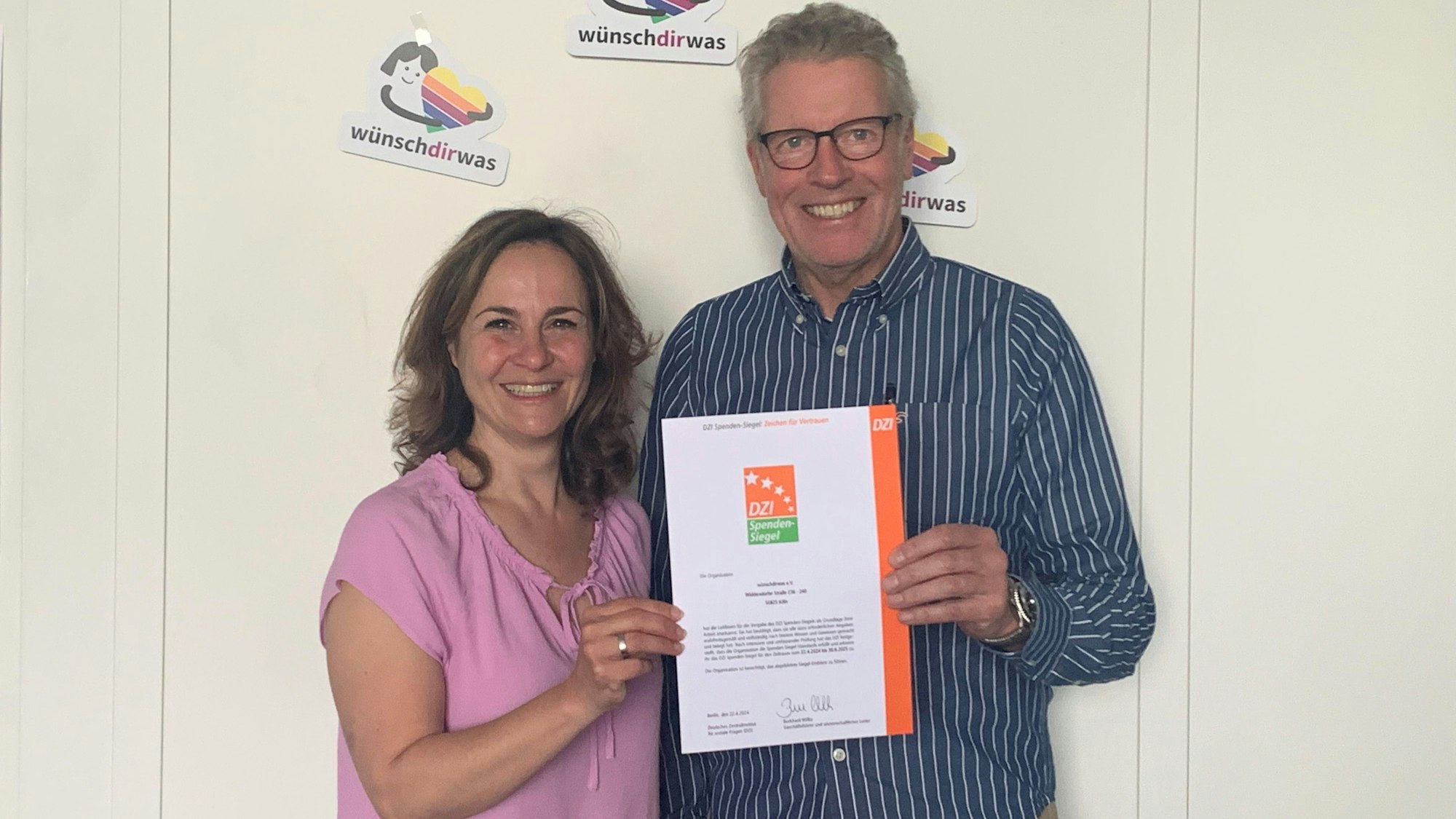 Die beiden ehrenamtlichen Vorstandsmitglieder Nina Saure und Ulrich Benz präsentieren die Urkunde des DZI zur Spendensiegel-Verleihung.