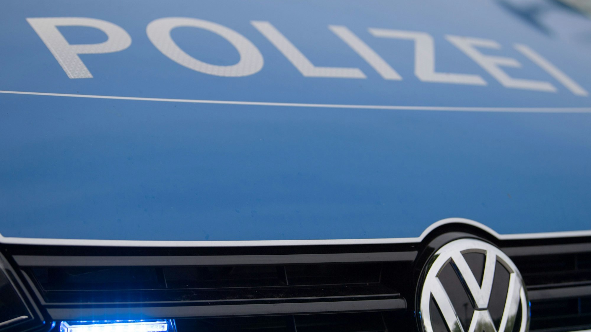 Ein Blaulicht leuchtet an einer Polizeistreife.