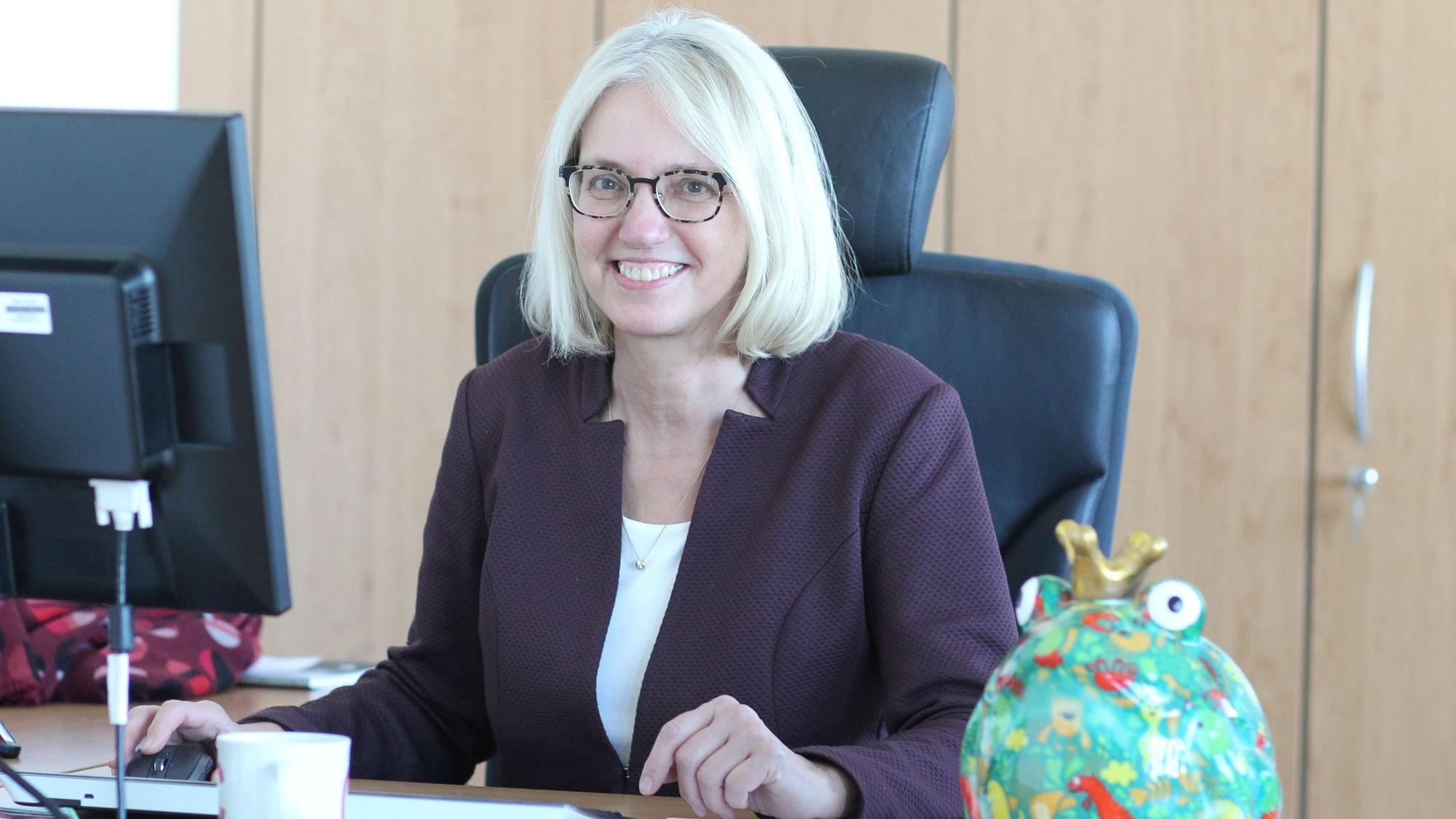 Bürgermeisterin Claudia Wieja sitzt am Schreibtisch in ihrem Büro im Lohmarer Rathaus.