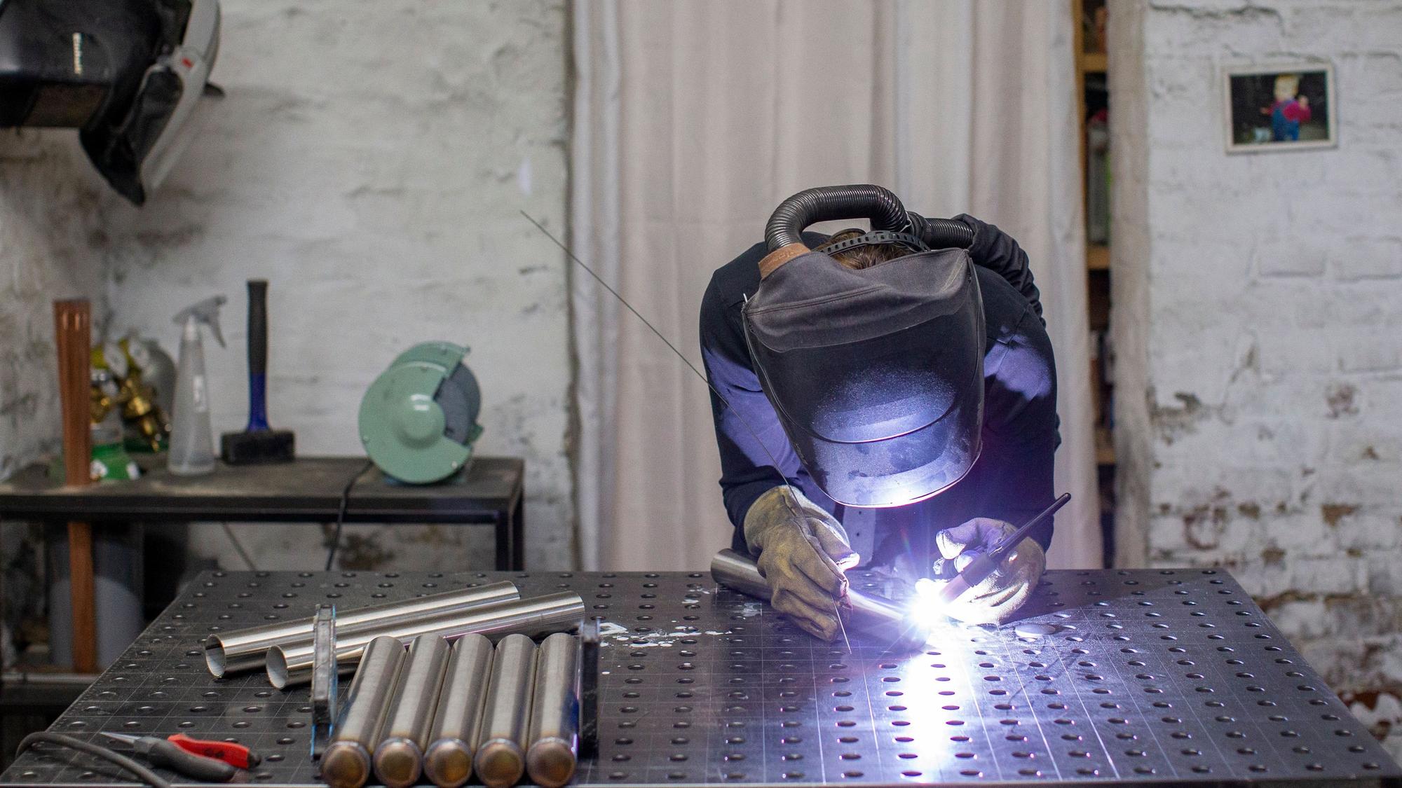 Aus Metallrohren fertig die Objektdesignerin Hannah Kuhlmann filigrane Objekte.