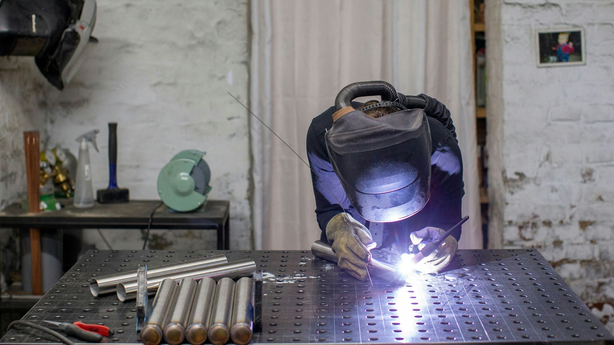 Aus Metallrohren fertig die Objektdesignerin Hannah Kuhlmann filigrane Objekte.