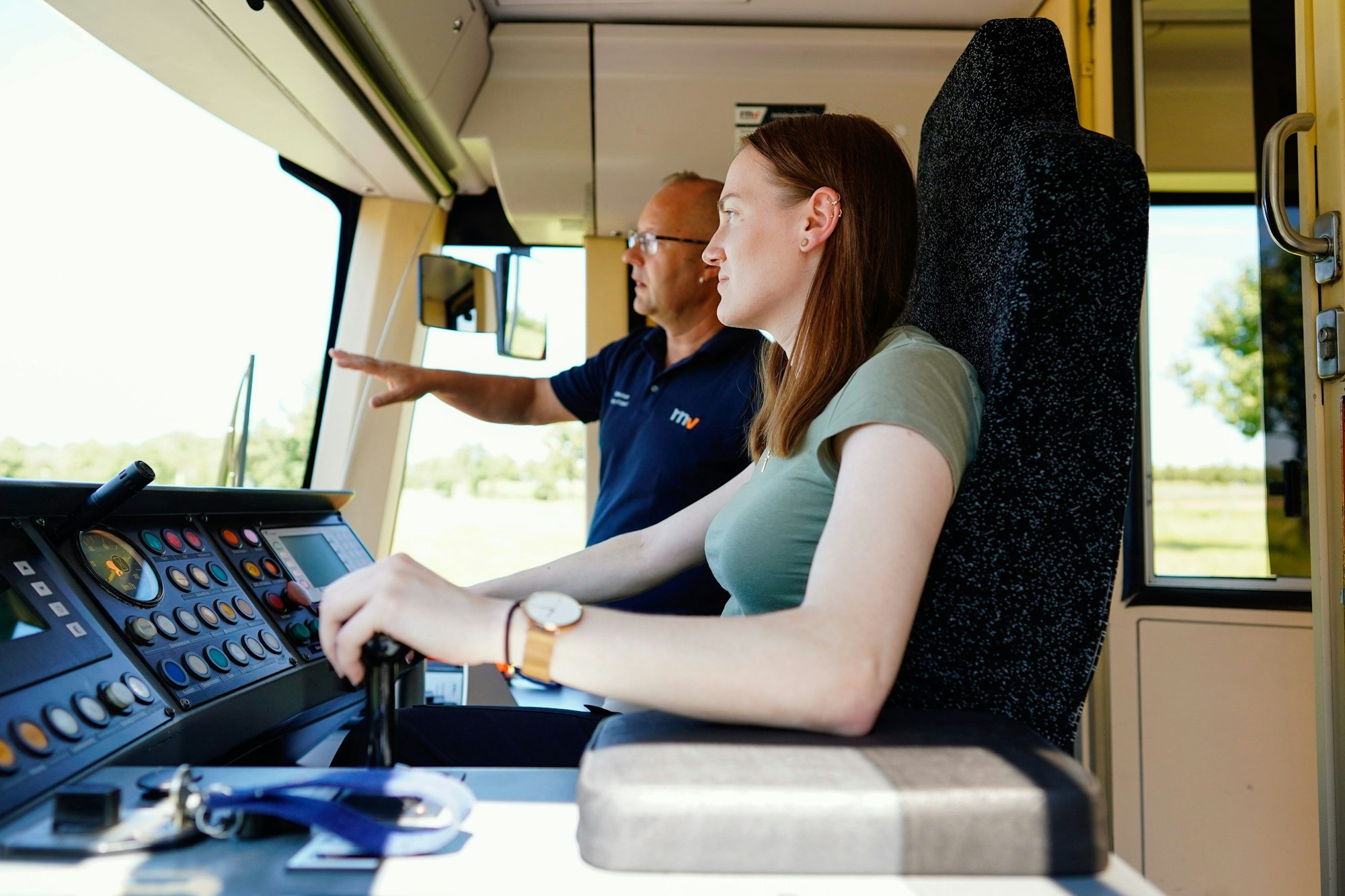 Mannheim: Fahrschülerin Marleen Quurk steuert eine Straßenbahn neben ihrem Fahrlehrer Thierry Erbert.