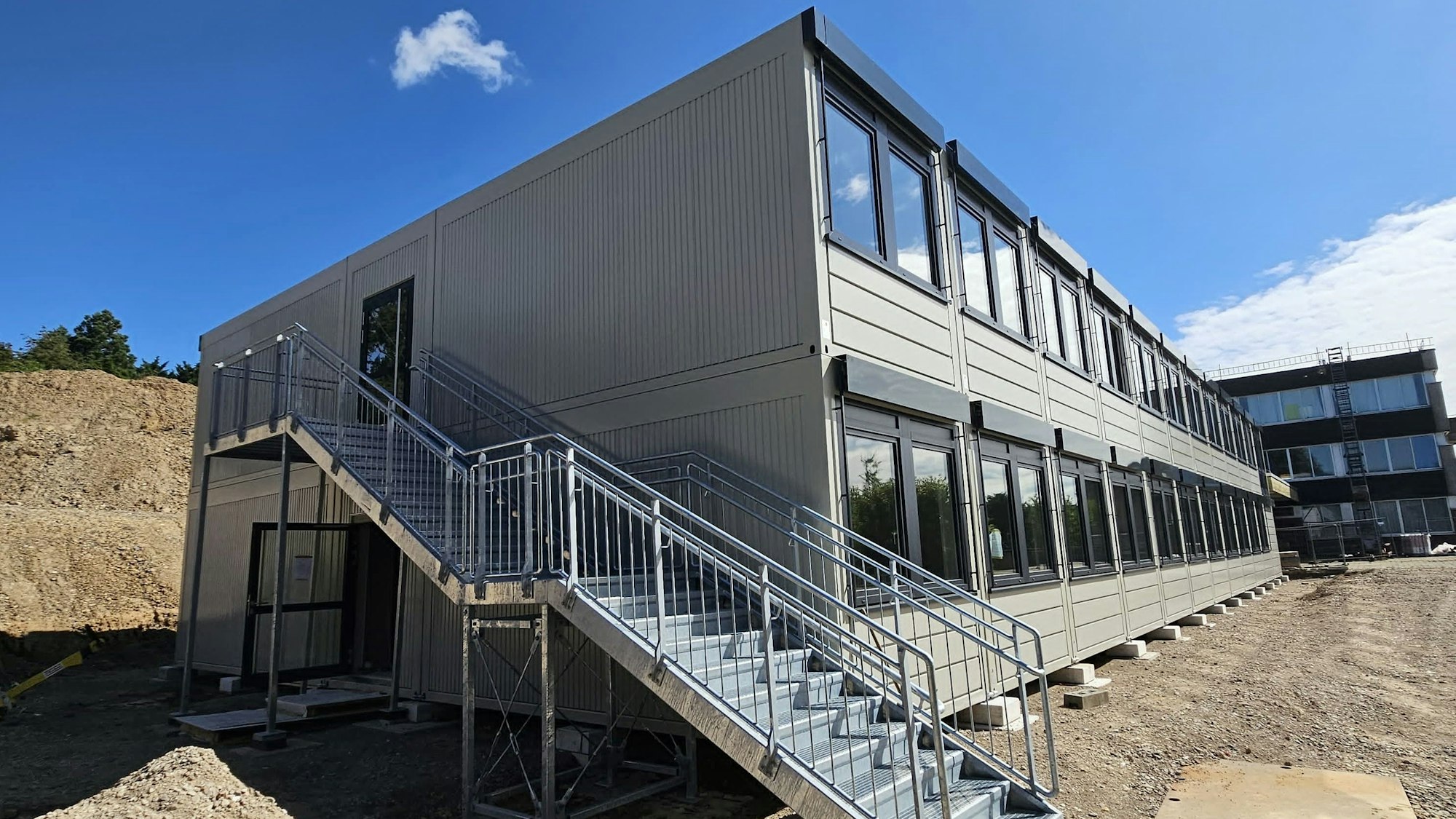 Ein neues Gebäude in Containerbauweise dient der Gesamtschule Rösrath, vor allem für naturwissenschaftlichen Unterricht.