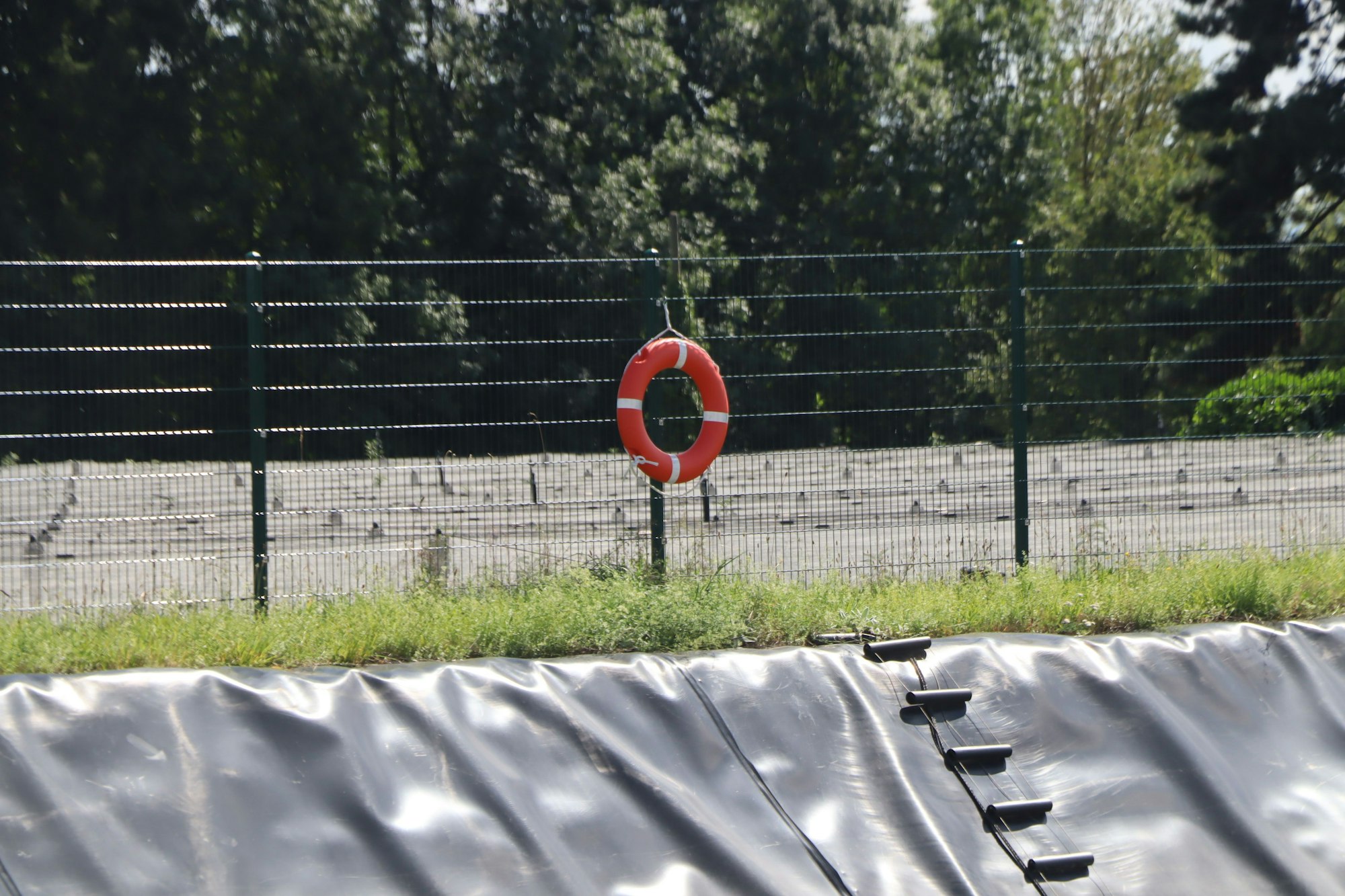 Das Bild zeigt einen Rettungsring an einem Wasserauffangbecken.