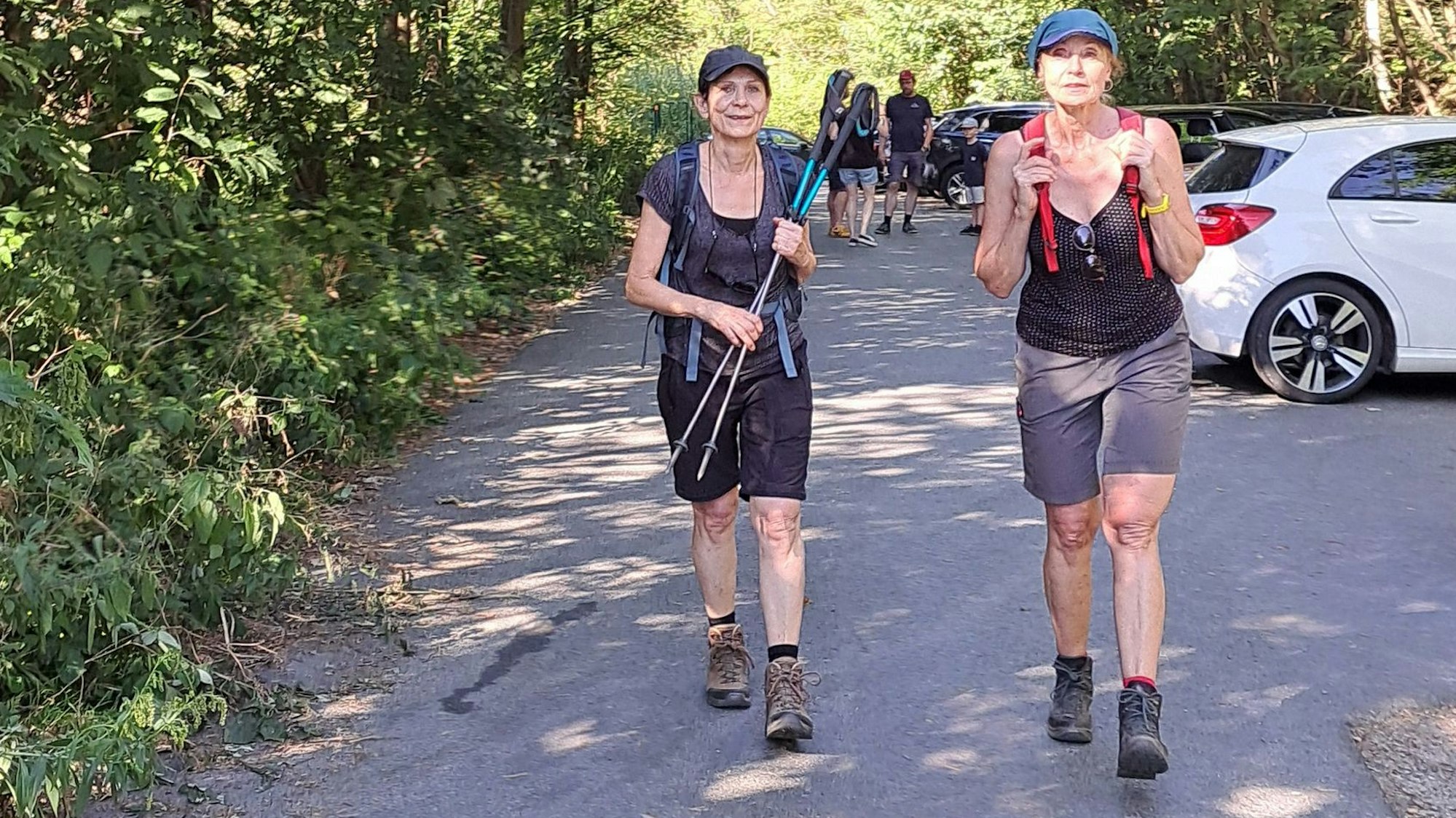 Zwei Wanderinnen wandern auf dem Bergischen Weg.
