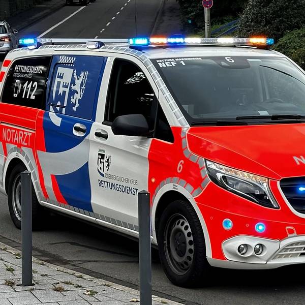 Blick auf ein Notarzt-Einsatzfahrzeug