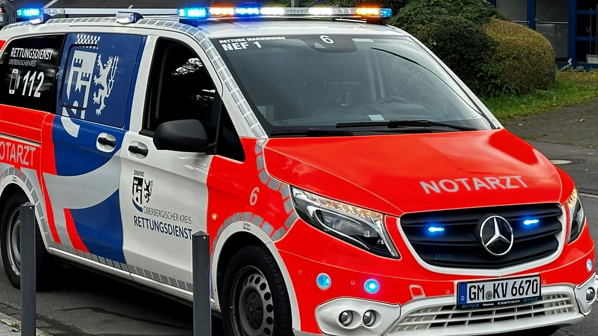 Blick auf ein Notarzt-Einsatzfahrzeug