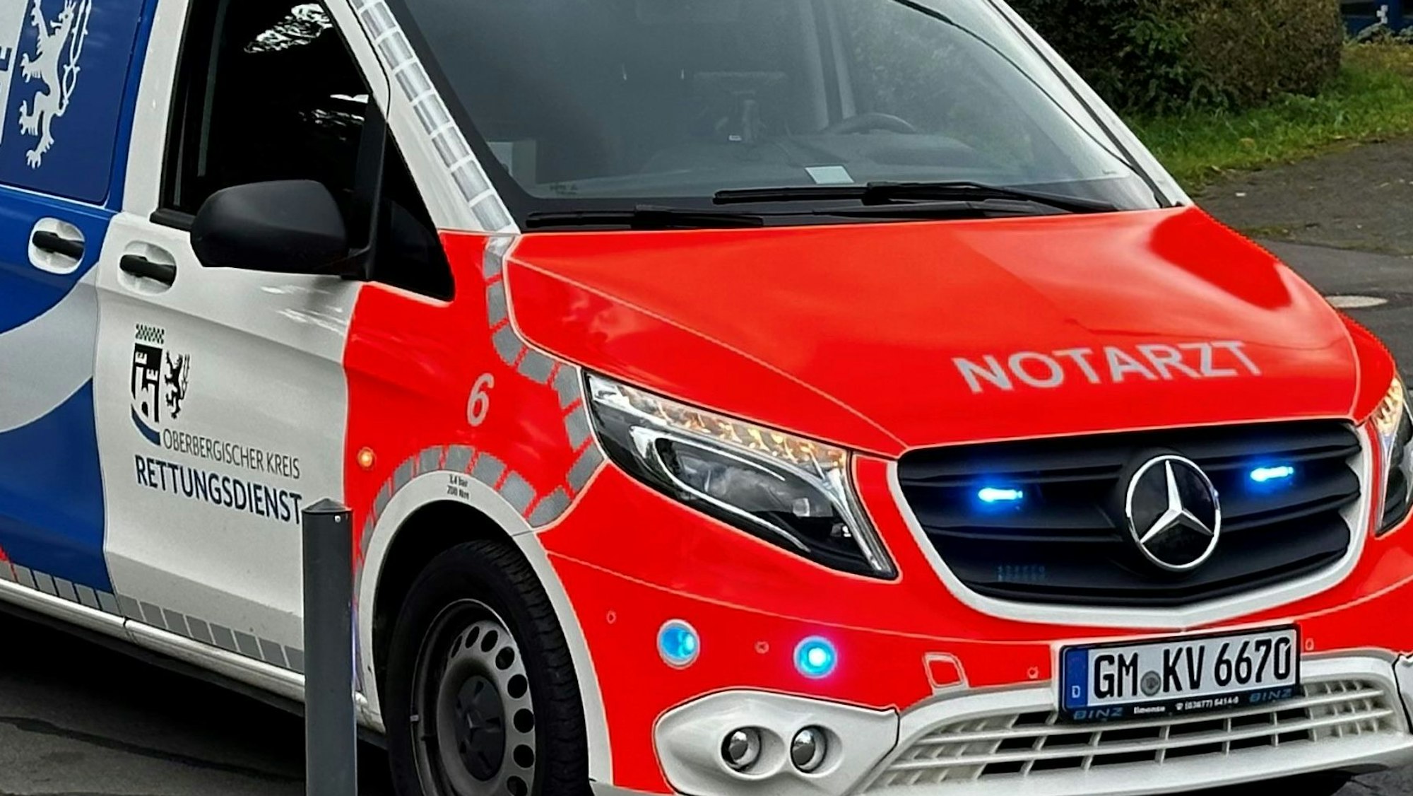 Der Notarzt im Rettungsdienst des Oberbergischen Kreises konnte am Samstagabend nur noch den Tod eines 82-Jährigen aus Waldbröl feststellen. Der Mann war mit seinem Traktor verunglückt.