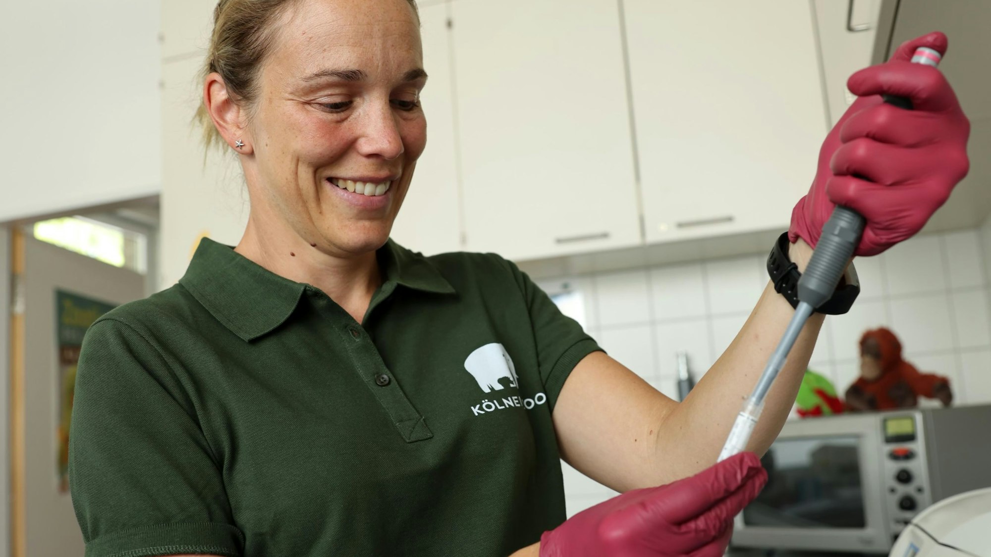 Einen Teil der Untersuchungen macht Sandra Marcordes in ihrem Labor selber.