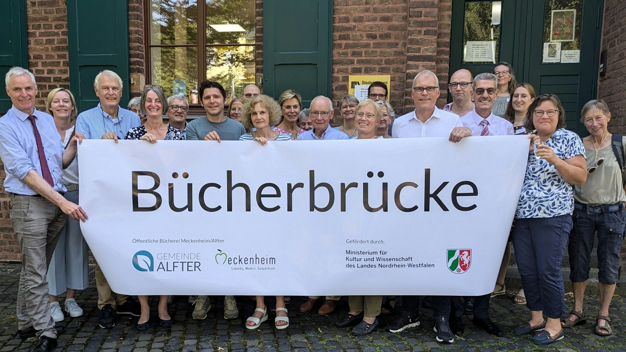 13. August 2024. Alfter. Bekanntgabe des Namens der Öfentlichen Bücherei Meckenheim-Alfter: Bücherbrücke und Eröffnung des neuen Standortes. Mit dabei waren auch Vertreter des Rates und des Standortes Meckenheim. Foto: Frank Engel-Strebel