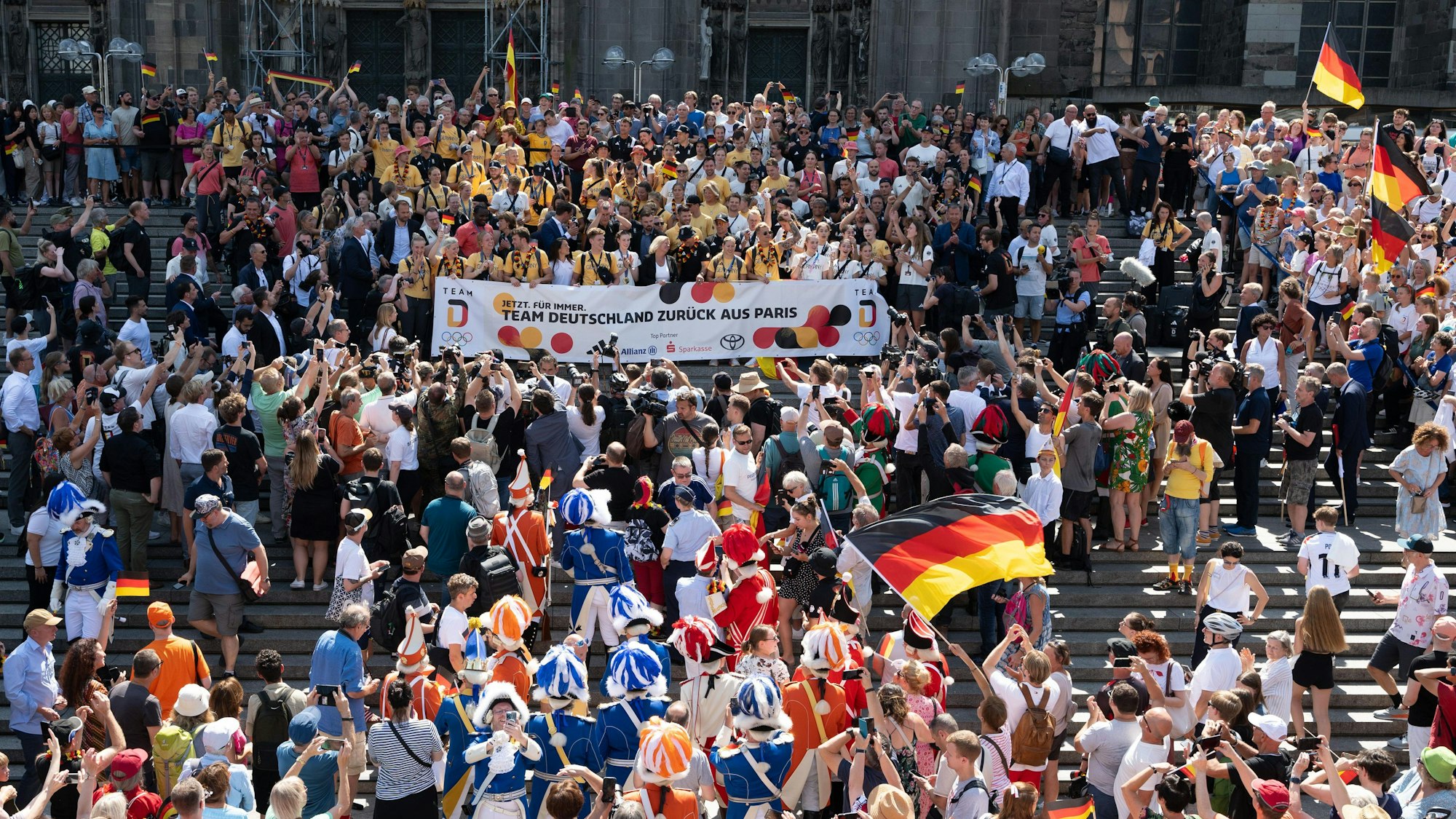 Die deutschen Athleten werden nach ihrer Ankunft am Hauptbahnhof Köln am Tag ihrer Abreise nach Abschluss der Olympischen Spiele vor dem Kölner Dom in Empfang genommen.