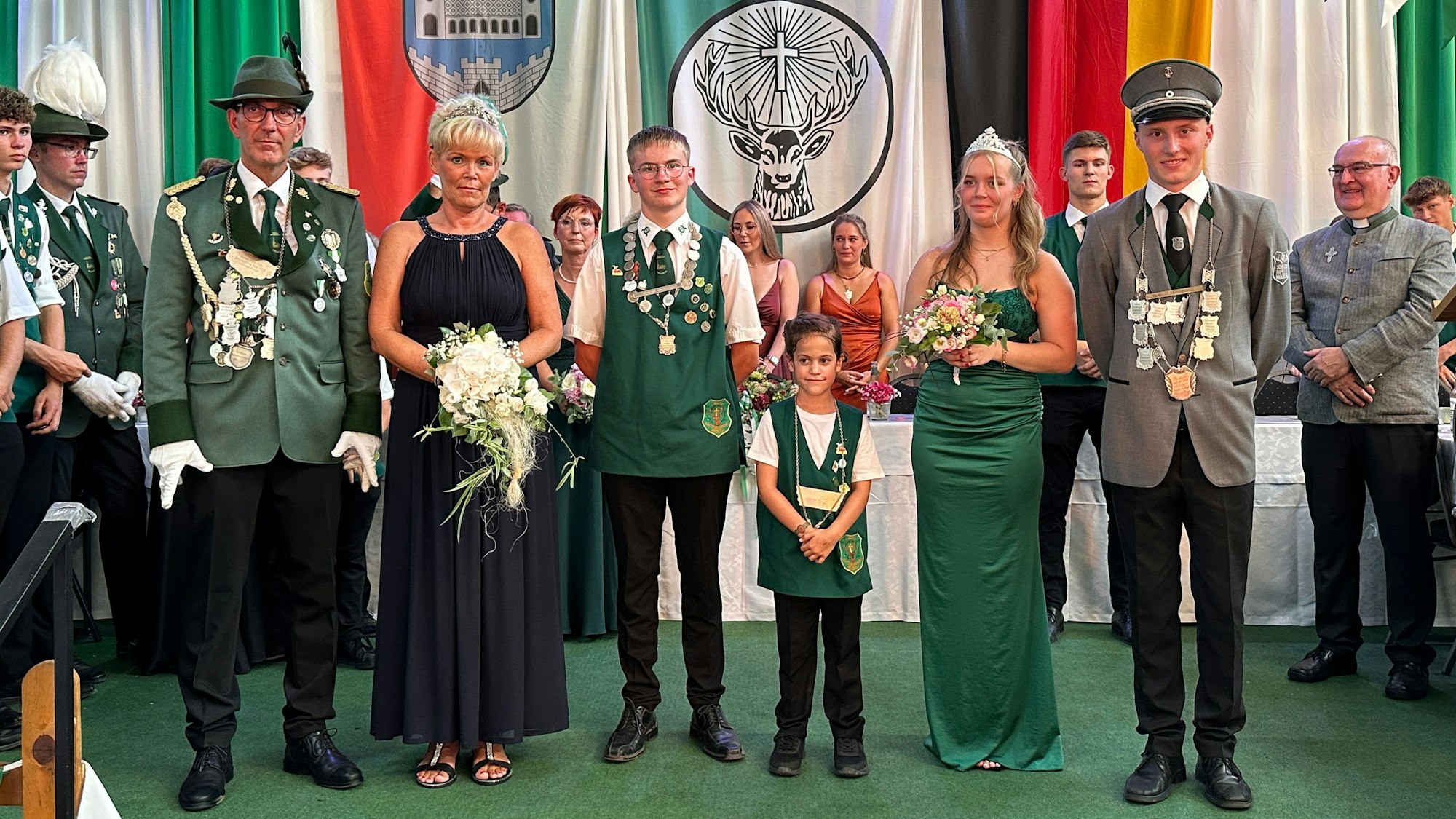 Die neuen Majestäten in Kreuzberg (v.l.): Königspaar Michael und Judith Reiner, Schülerprinz Gero Rörig, Kinderprinzessin Charlotte Rafzal und das Prinzenpaar Fabio Sassenbach und Lara Molitor.