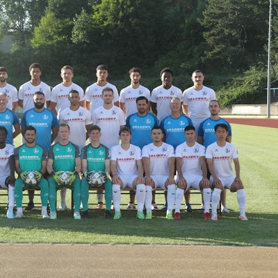 Idir Zerrouk (oben, von links), Giulio Multari, Mehrschad Kardan, Noah Tomson, Till Weingarten, Ishak Adahchur, Alec Vinci, Michael Ojesanmi, Giovanni Multari, Trainer Alexander Otto (Mitte, von links), Co-Trainer Kai Brech, Torwart-Trainer Gerd Schmidt, Co-Trainer Wassili Kenanidis, Manuel Kabambi, Timo Balte, Sportlicher Leiter Mehmet Dogan, Vereinsarzt Thomas Kleinschmidt, Physiotherapeut Lucas Daskalopous, Hussein Hammouda (unten, von links), Haruto Idoguchi, Sora Yamato, Mamy Condé, Shaukat Abd Ali, Michael Vogel, Ben Esser, Nico Kuhbier, Johannes Siregar, Georgios Athanasiadis und Ju-Yong Jo vom Siegburger SV 04.
