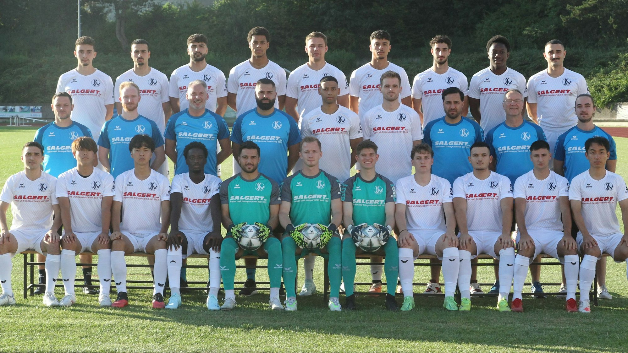 Idir Zerrouk (oben, von links), Giulio Multari, Mehrschad Kardan, Noah Tomson, Till Weingarten, Ishak Adahchur, Alec Vinci, Michael Ojesanmi, Giovanni Multari, Trainer Alexander Otto (Mitte, von links), Co-Trainer Kai Brech, Torwart-Trainer Gerd Schmidt, Co-Trainer Wassili Kenanidis, Manuel Kabambi, Timo Balte, Sportlicher Leiter Mehmet Dogan, Vereinsarzt Thomas Kleinschmidt, Physiotherapeut Lucas Daskalopous, Hussein Hammouda (unten, von links), Haruto Idoguchi, Sora Yamato, Mamy Condé, Shaukat Abd Ali, Michael Vogel, Ben Esser, Nico Kuhbier, Johannes Siregar, Georgios Athanasiadis und Ju-Yong Jo vom Siegburger SV 04.