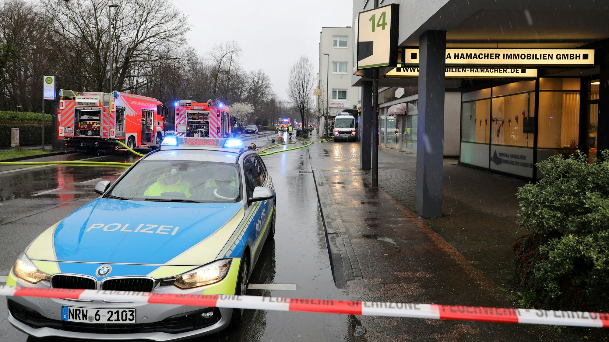 Bergisch Gladbach, Refrath, Dolmanstraße nach Gasaustritt gesperrt, Gasaustritt in Wohn- und Geschäftshaus, Feuerwehr, Polizei, Rettungsdienst, Einsatz, Straßensperrung
