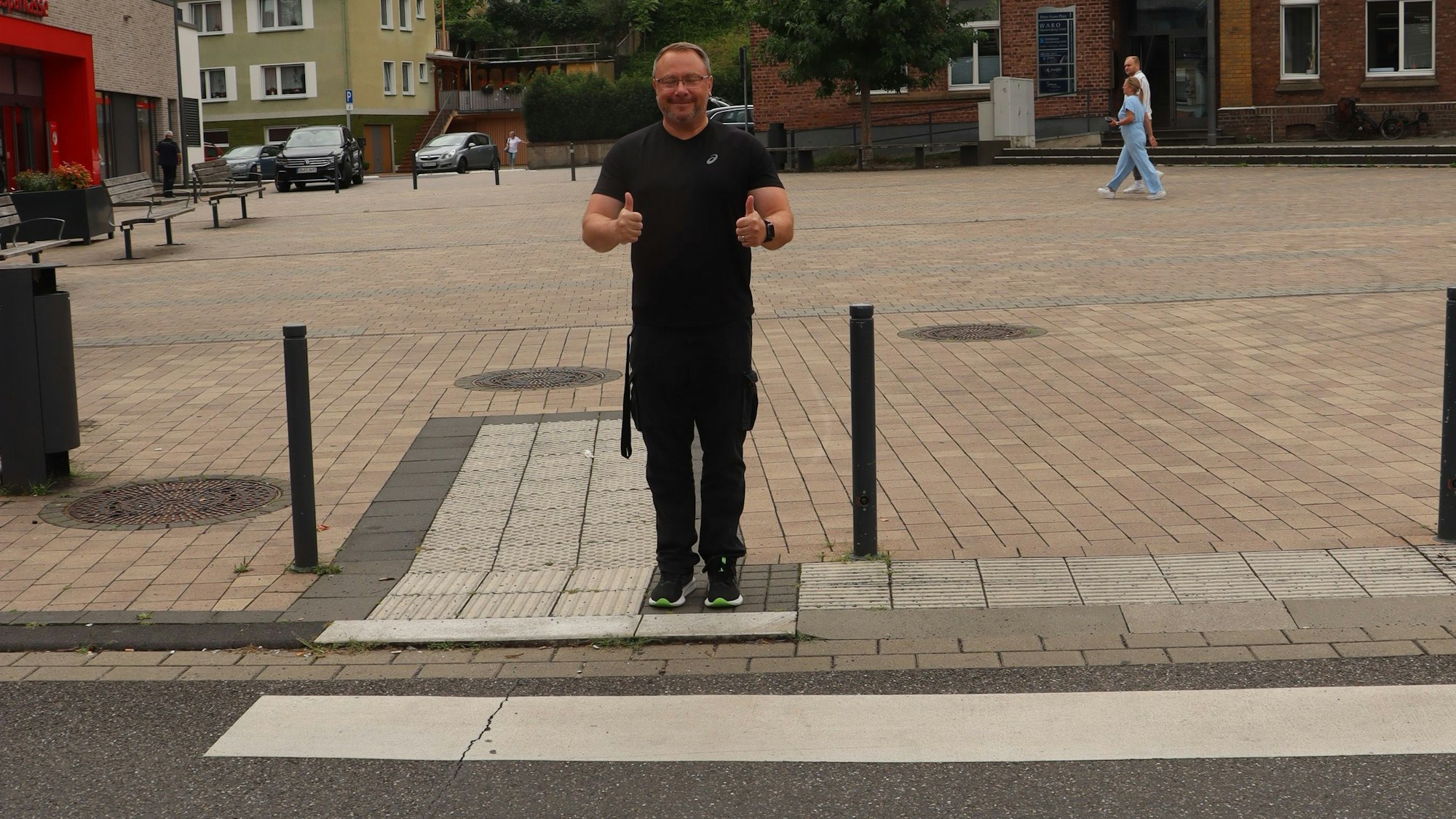 Polizeikommissar Michael Lengersdorf an einem Zebrastreifen in Bornheim.