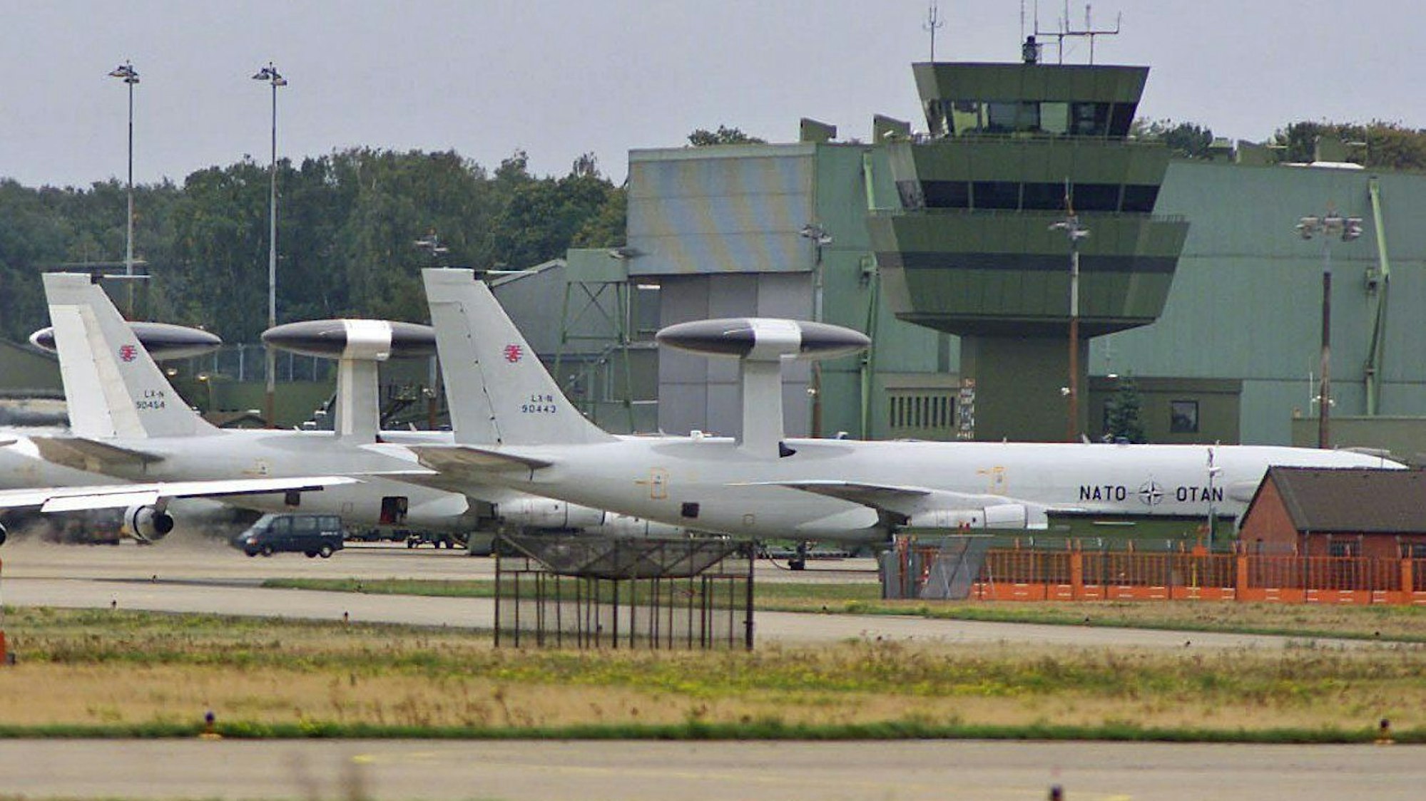 Am Nato-Flugplatz Geilenkirchen sind unter anderem Aufklärungsflugzeuge stationiert. (Archivbild)