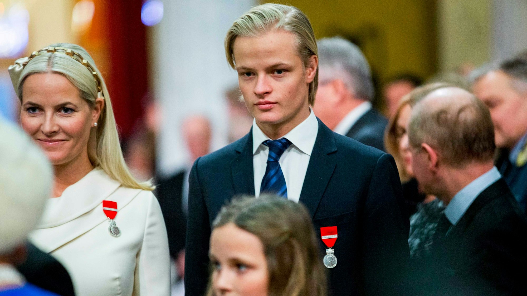 Kronprinzessin Mette-Marit von Norwegen (l) und ihr Sohn Marius Borg Høiby.