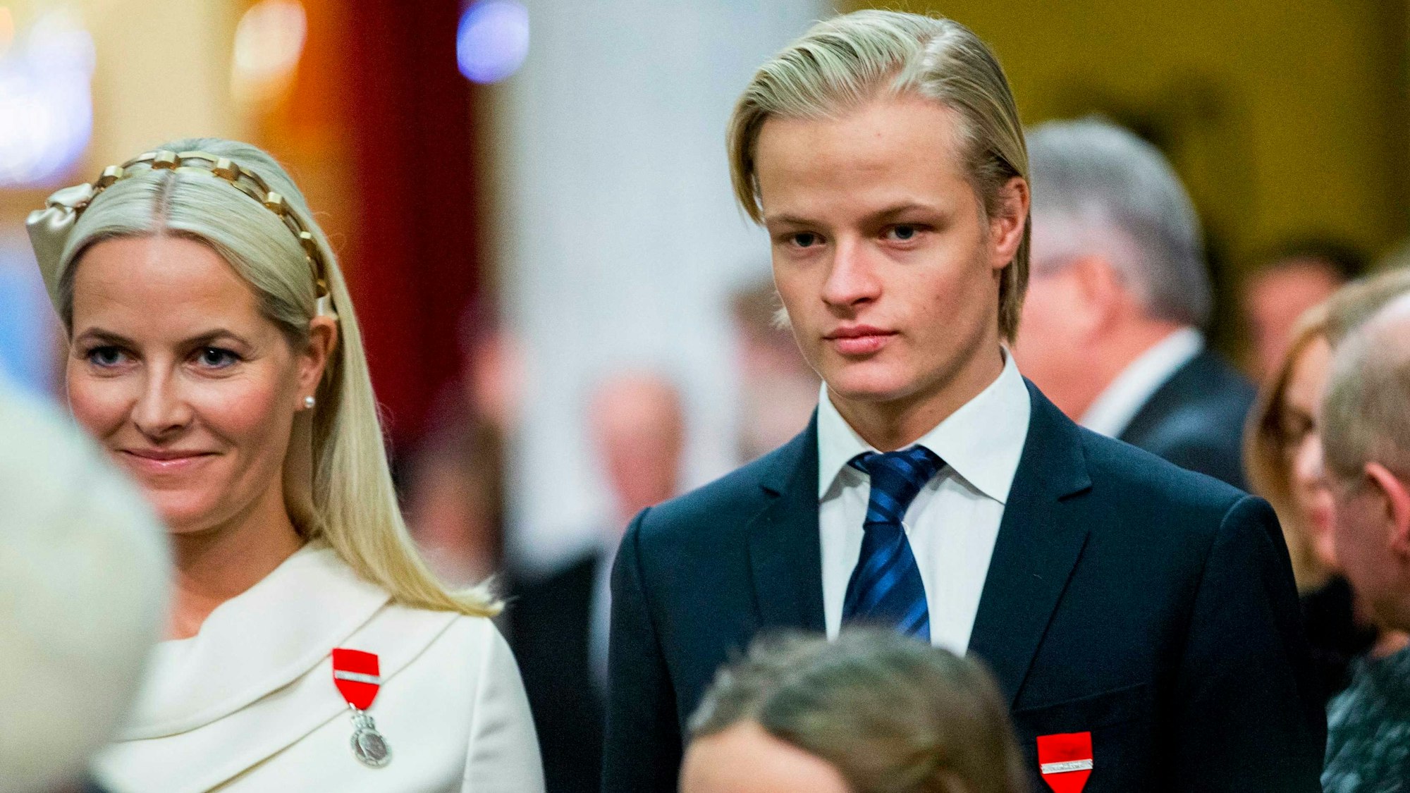 Kronprinzessin Mette-Marit von Norwegen (l) und ihr Sohn Marius Borg Høiby.