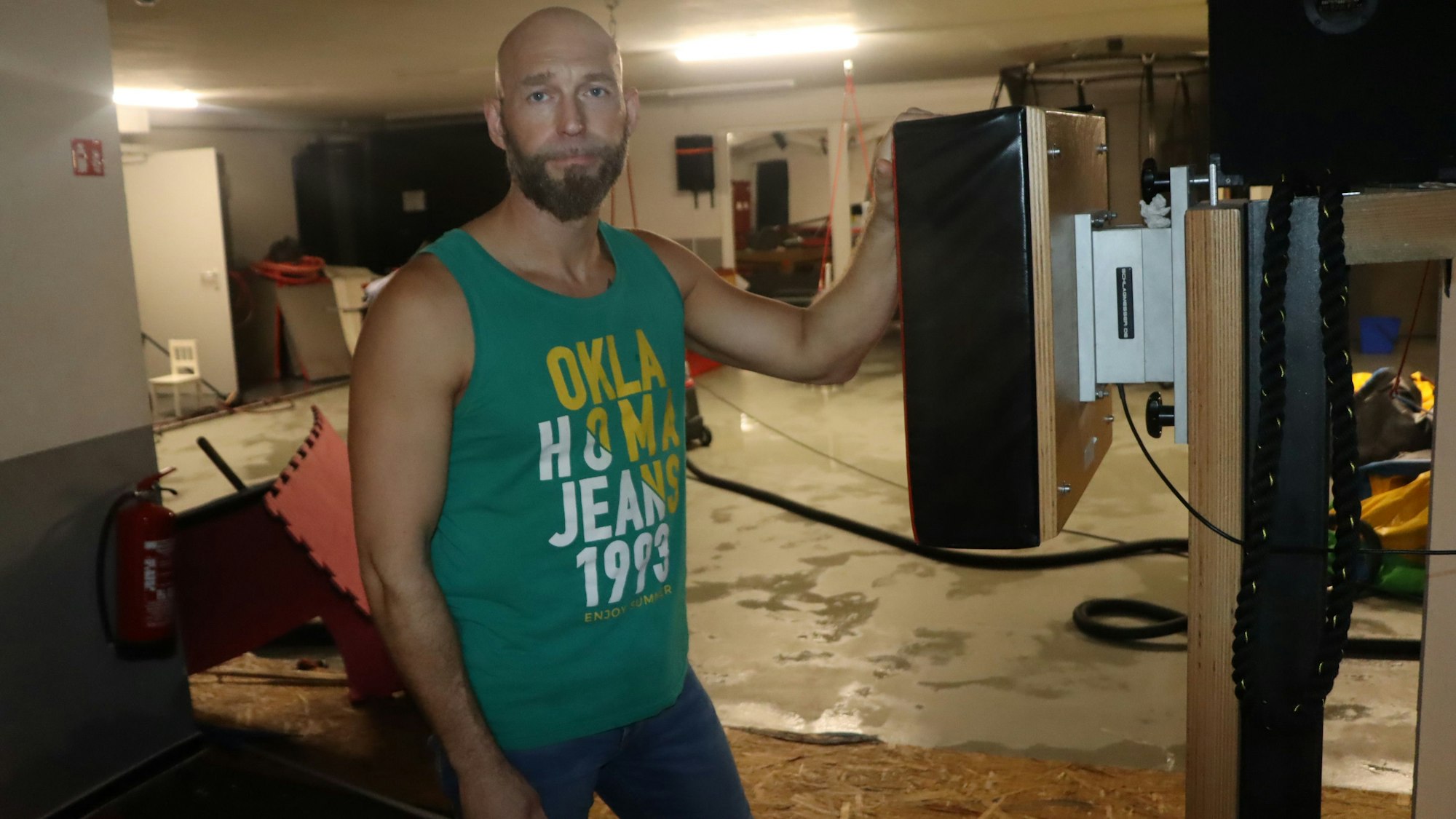 Den Keller des Sport- und Gesundheitszentrums in Keldenich erwischte es zum zweiten Mal. Sven Helbach lässt sich aber nicht unterkriegen.