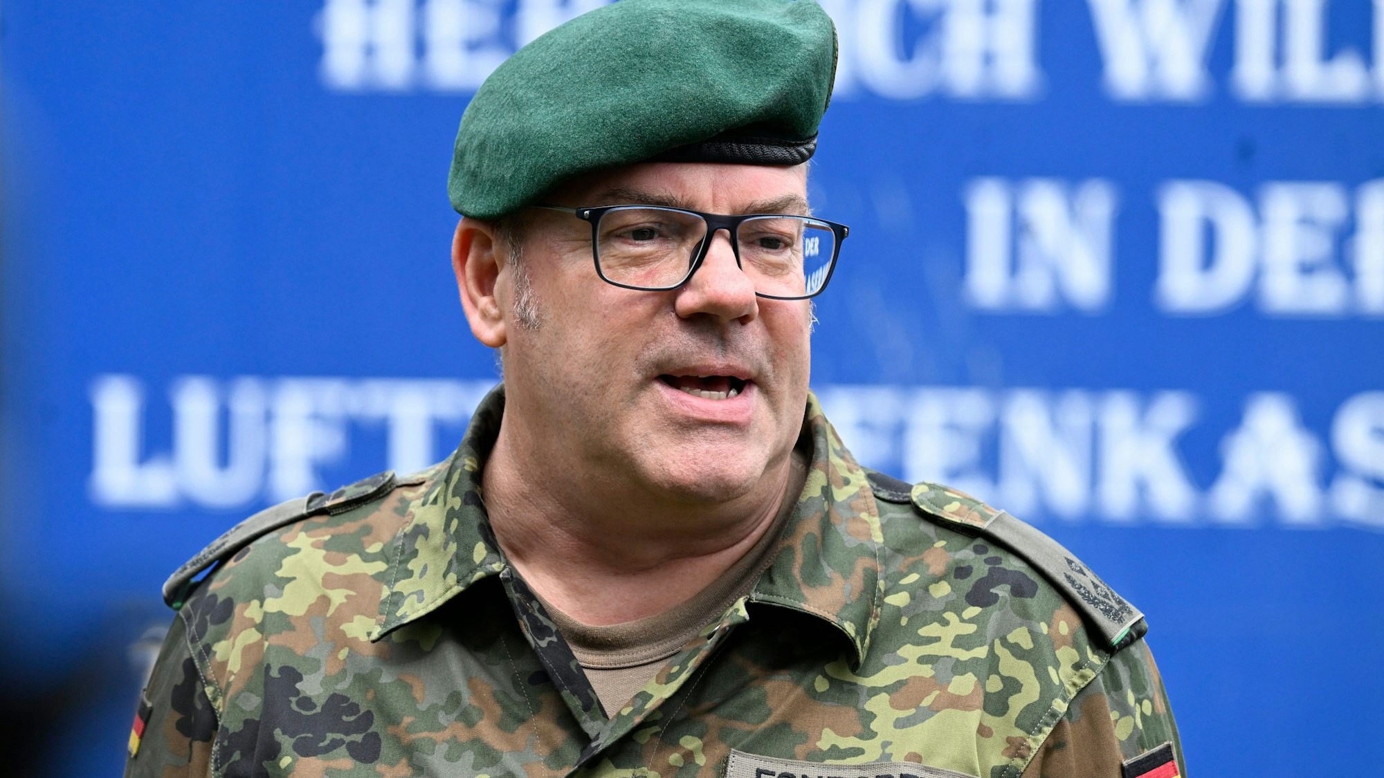 Oberstleutnant Ulrich Fonrobert vom Landeskommando Nordrhein-Westfalen spricht zu Reportern über die Vorgänge in der Luftwaffenkaserne in Wahn.