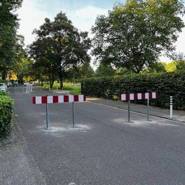 Auf dem Foto ist die Grachtstraße in Erftstadt zu sehen. Rot-weiße Baken verhindern die Durchfahrt.