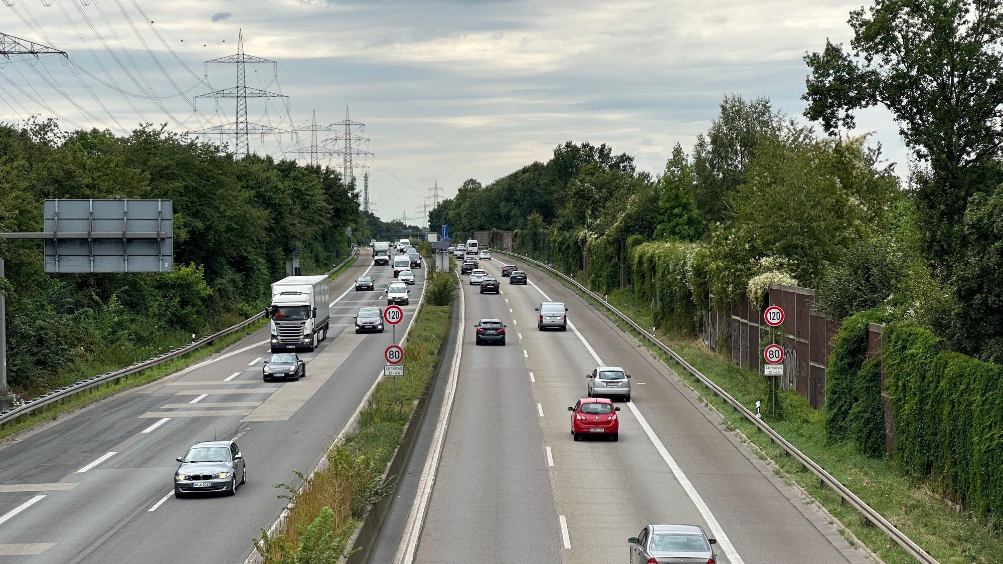 Blick auf eine Autobahn.