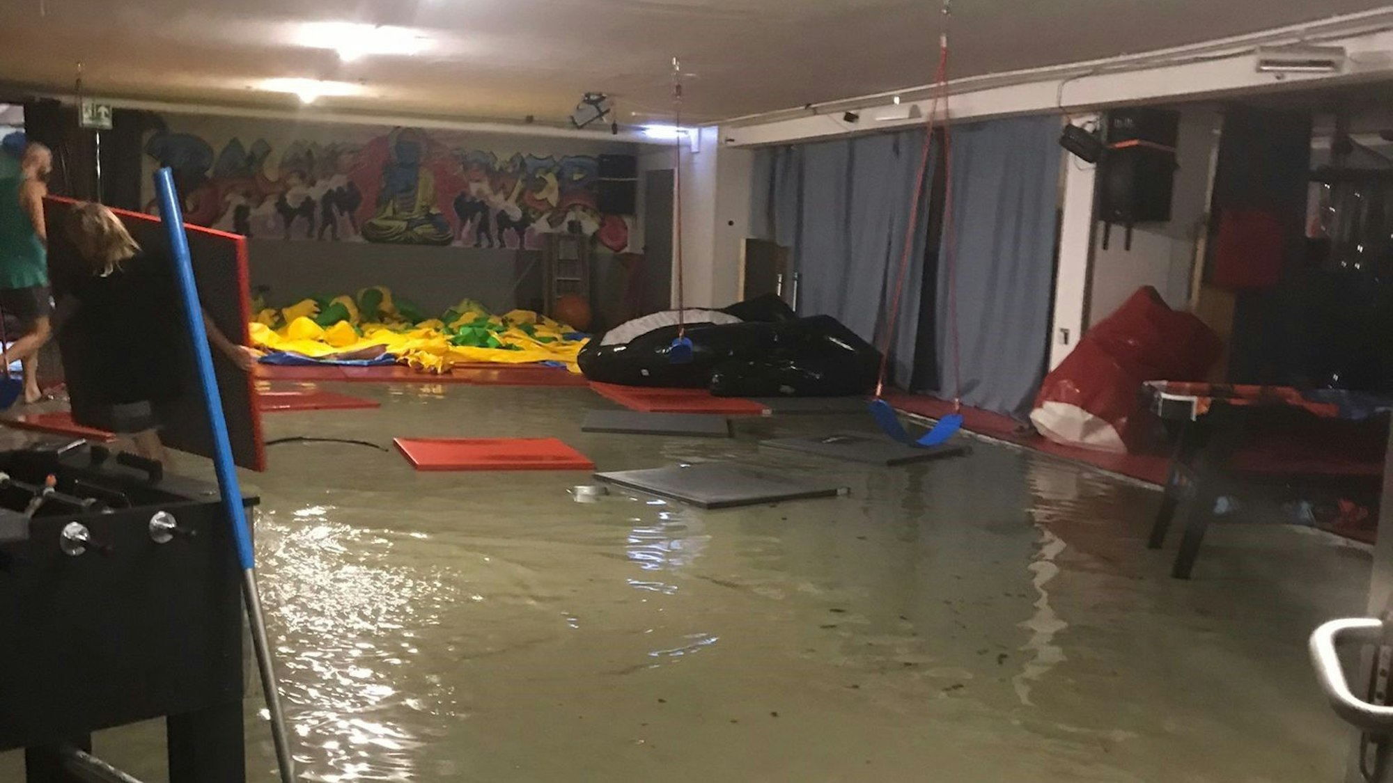 Das Sport- und Gesundheitszentrum Wesseling steht unter Wasser.