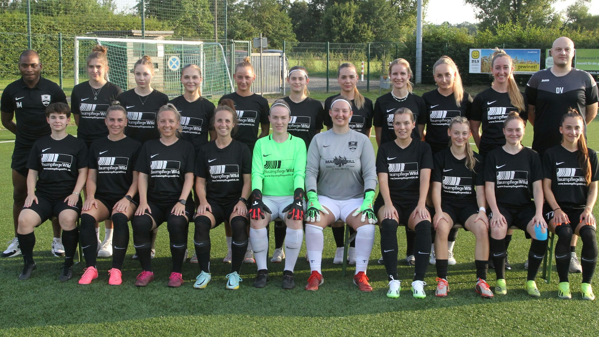 Jesse Muambay (oben, von links), Florentine Horst, Lily Kostelnik, Laura Marx, Danielle Bender, Paula Grammersbach, Carmen Becker, Christin Walther, Sofie Thiel, Tabea Erkes, Co-Trainer Dennis Vogel, Emma Grammersbach (unten, von links), Karolin Maucher, Sarah Monnens, Sarah Winter, Kim Plötz, Lisa Hennes, Rebecca Barth, Lara Grunert, Nicole Rauch und Lacona Wickert vom SV Allner-Bödingen.