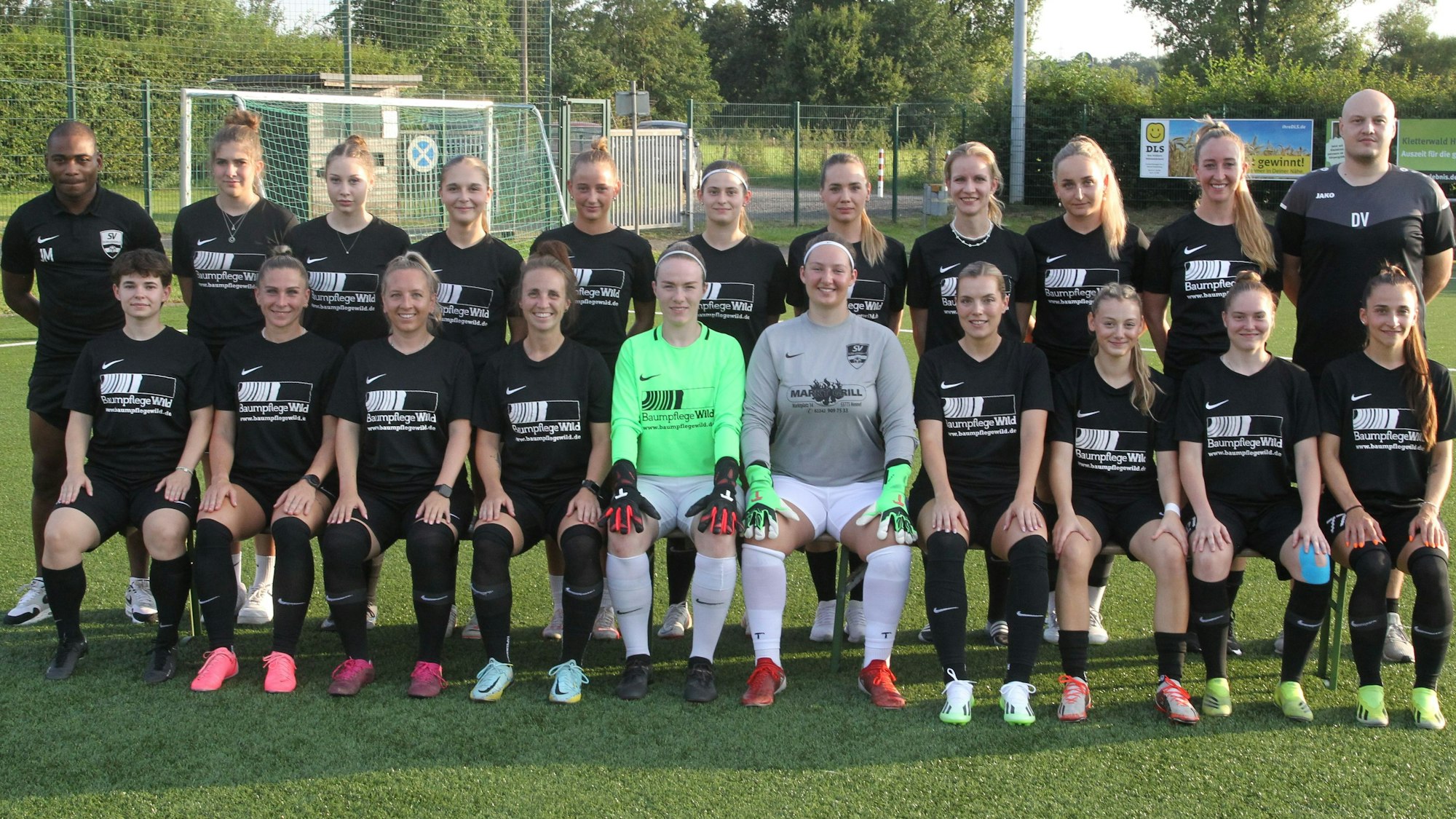 Jesse Muambay (oben, von links), Florentine Horst, Lily Kostelnik, Laura Marx, Danielle Bender, Paula Grammersbach, Carmen Becker, Christin Walther, Sofie Thiel, Tabea Erkes, Co-Trainer Dennis Vogel, Emma Grammersbach (unten, von links), Karolin Maucher, Sarah Monnens, Sarah Winter, Kim Plötz, Lisa Hennes, Rebecca Barth, Lara Grunert, Nicole Rauch und Lacona Wickert vom SV Allner-Bödingen.