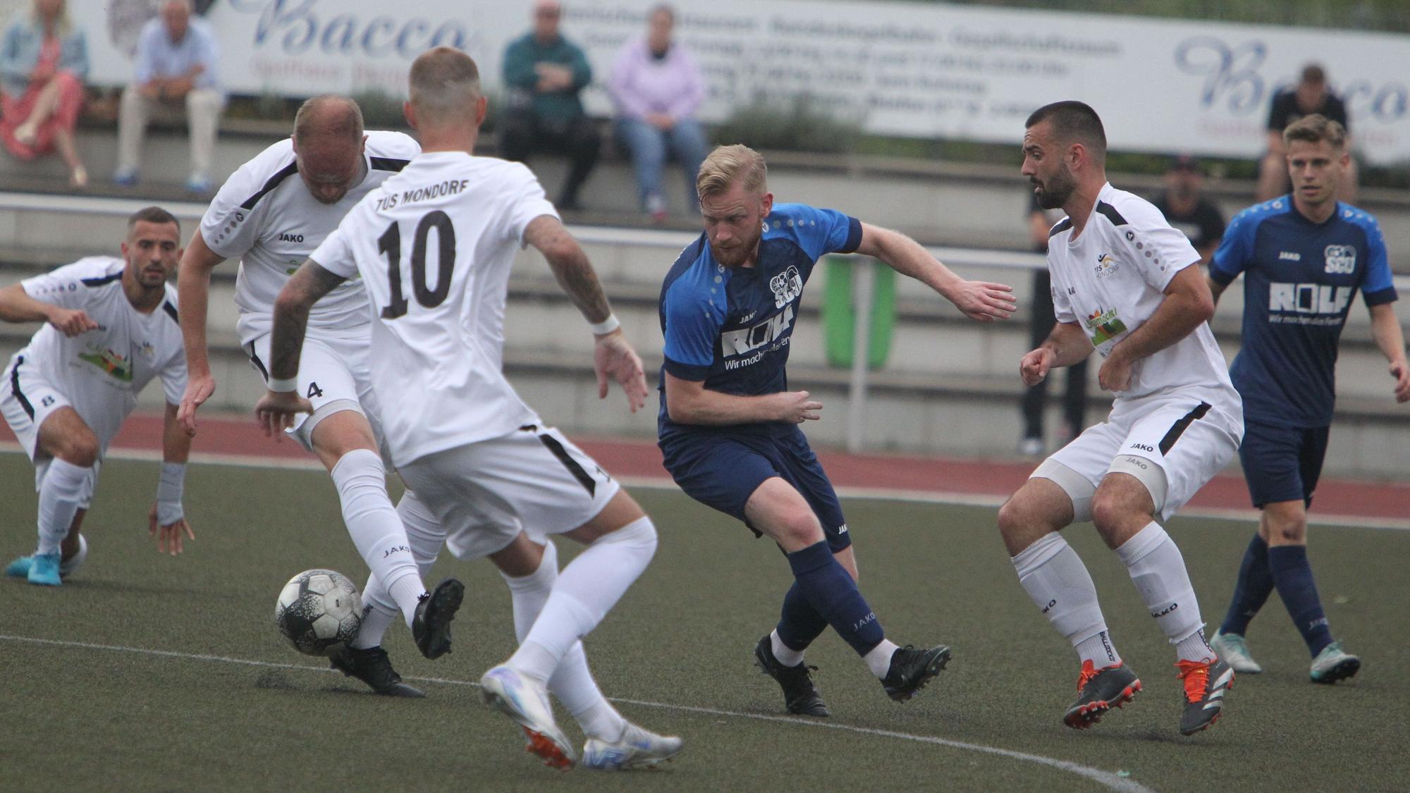 Der Mondorfer Max Orth (am Ball) behauptet den Ball gegen den Uckerather Andre Meinke.
