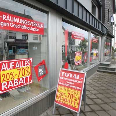 Die Boutique No. 1 in Seelscheid auf der Zeithstraße 119-121 schließt am Ende des Jahres und hat derzeit Räumungsverkauf. Inhaberin Inge Klein (links) und ihre einzige Vollzeitkraft Andrea Landwehr im Ladenlokal.