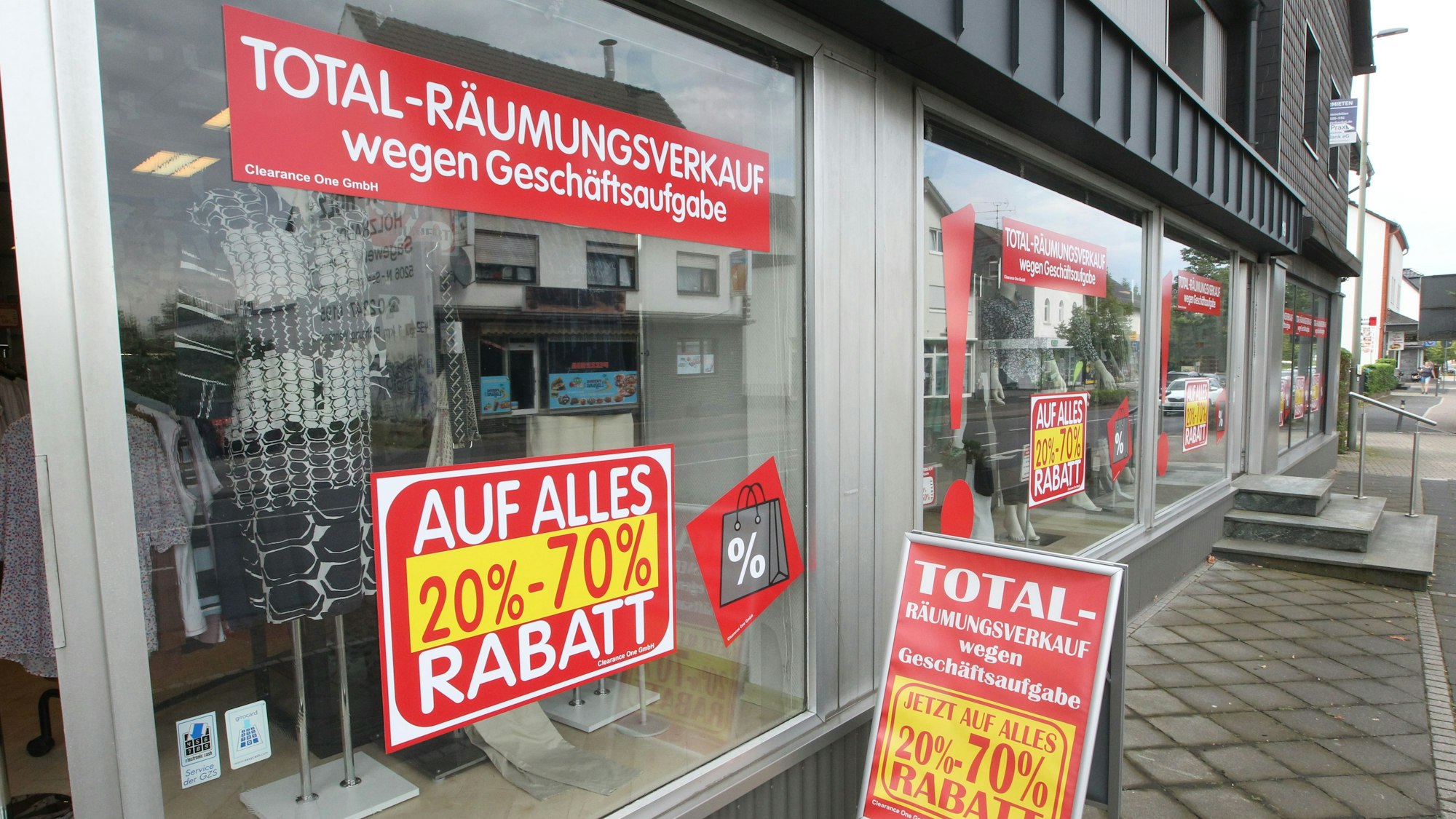 Die Boutique No. 1 in Seelscheid auf der Zeithstraße 119-121 schließt am Ende des Jahres und hat derzeit Räumungsverkauf. Inhaberin Inge Klein (links) und ihre einzige Vollzeitkraft Andrea Landwehr im Ladenlokal.