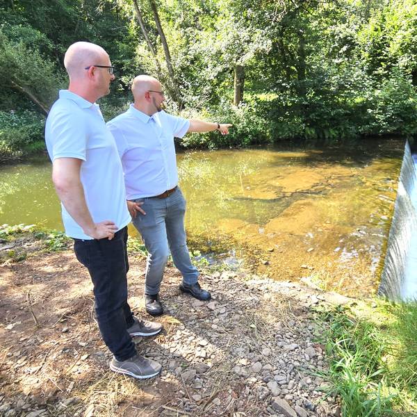 Frederik Link (r.) und Ingo Pfennings stehen vor dem Wehr in Oberhausen.