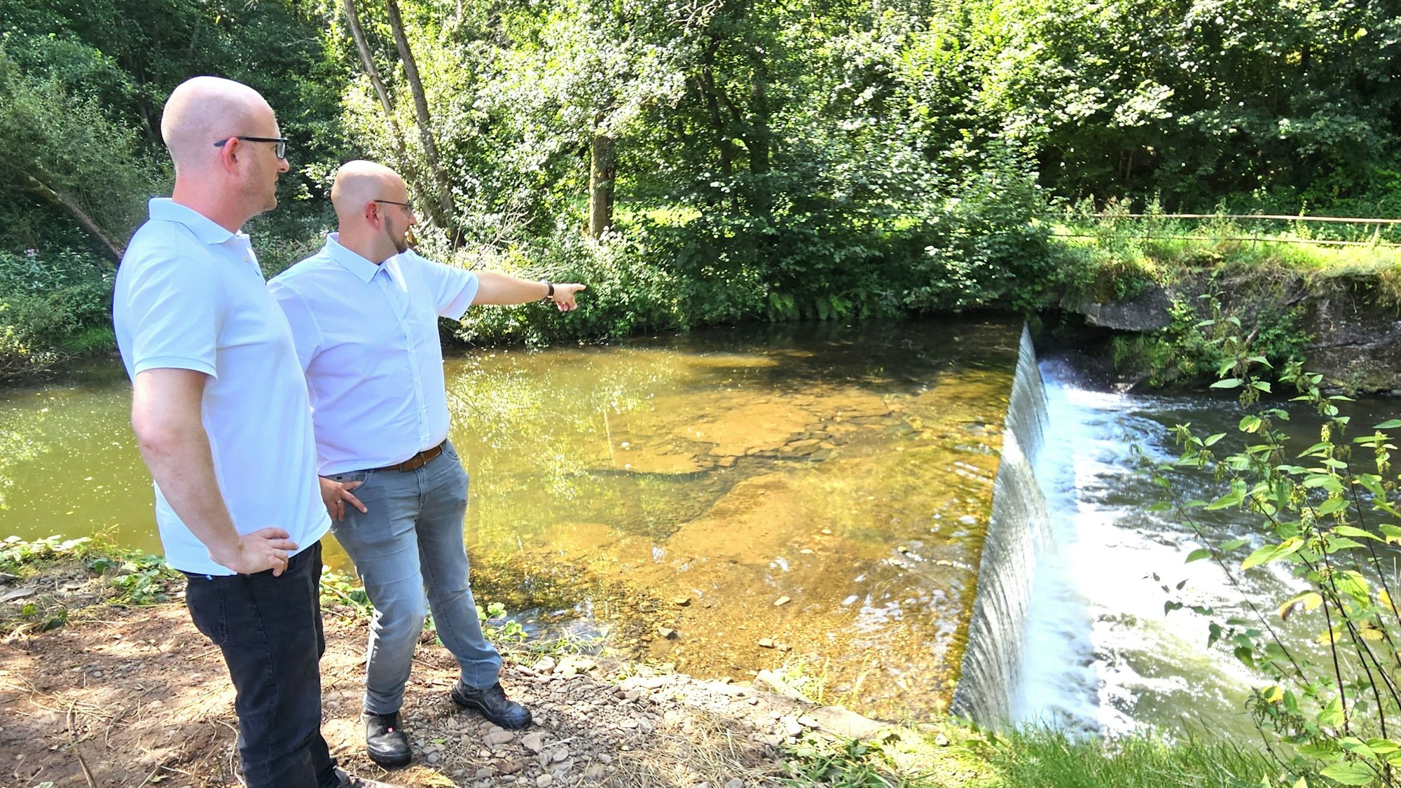 Frederik Link (r.) und Ingo Pfennings stehen vor dem Wehr in Oberhausen.