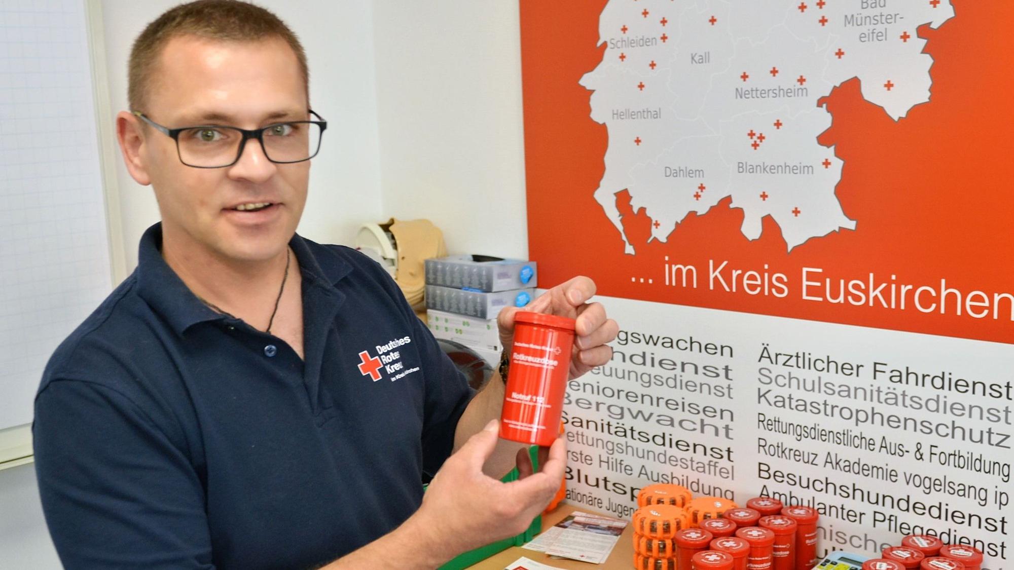 Sascha Kray hält einer der „Rotkreuzdosen“ in der Hand.