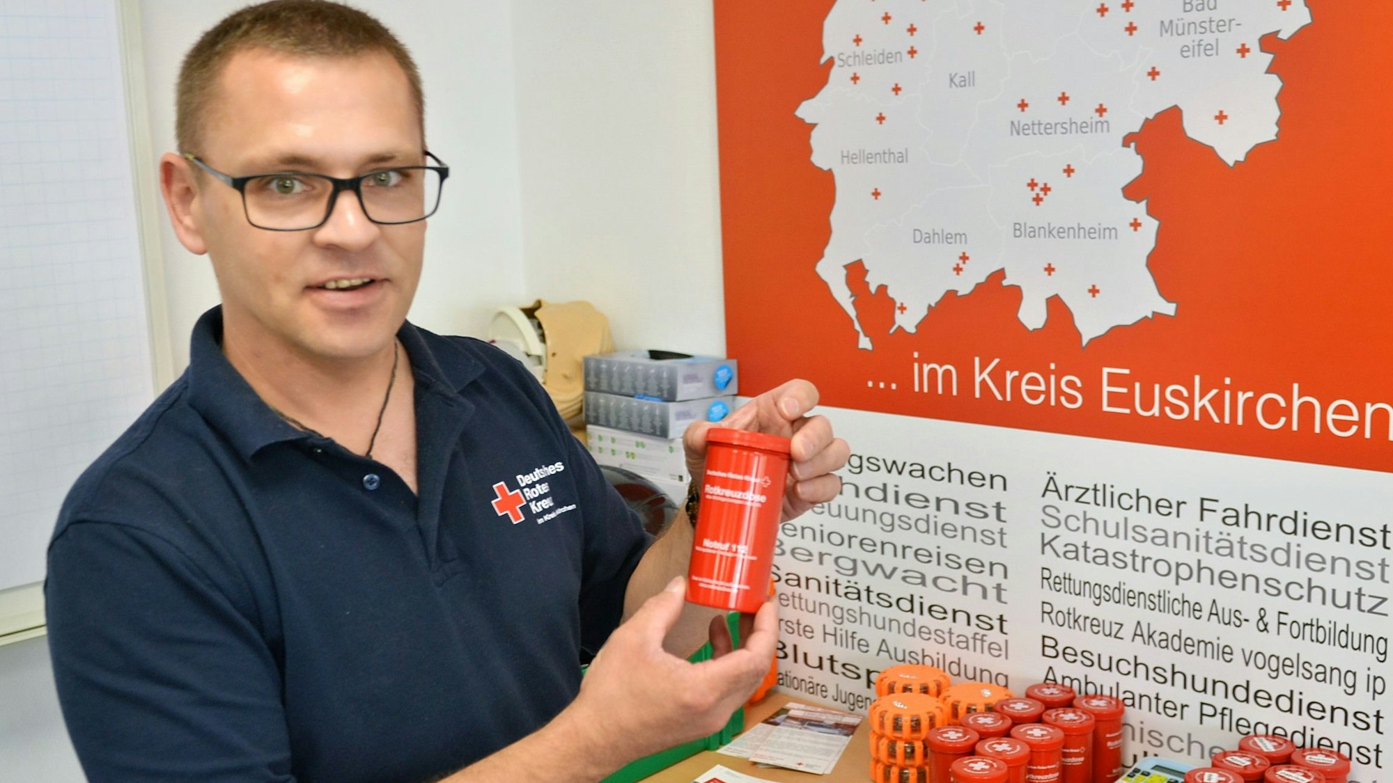 Sascha Kray hält einer der „Rotkreuzdosen“ in der Hand.