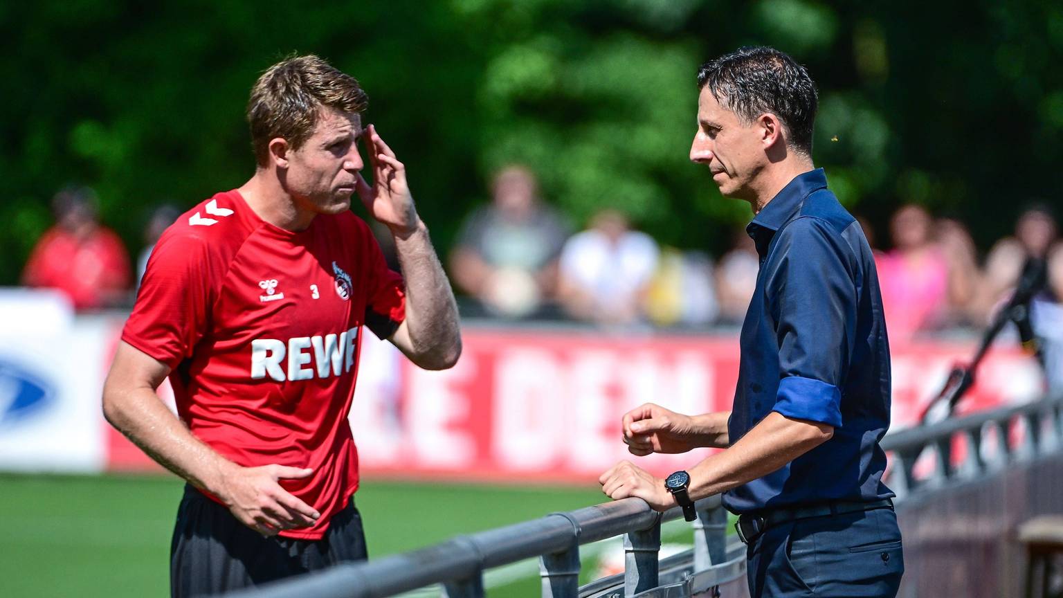 FC-Sportchef Christian Keller (rechts) diskutiert am Rande des Trainings mit Defensivspieler Dominique Heintz.