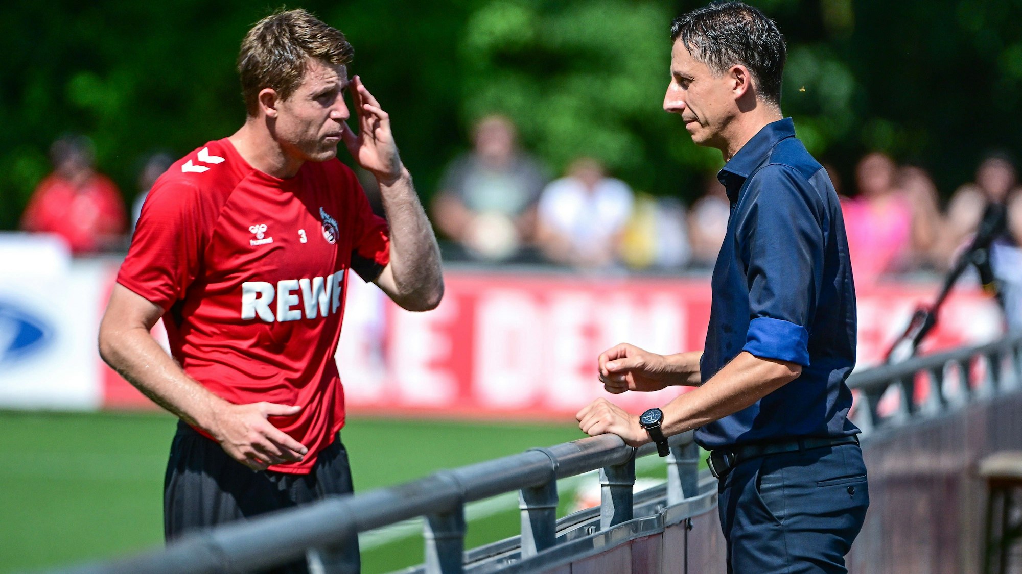 FC-Sportchef Christian Keller (rechts) diskutiert am Rande des Trainings mit Defensivspieler Dominique Heintz.