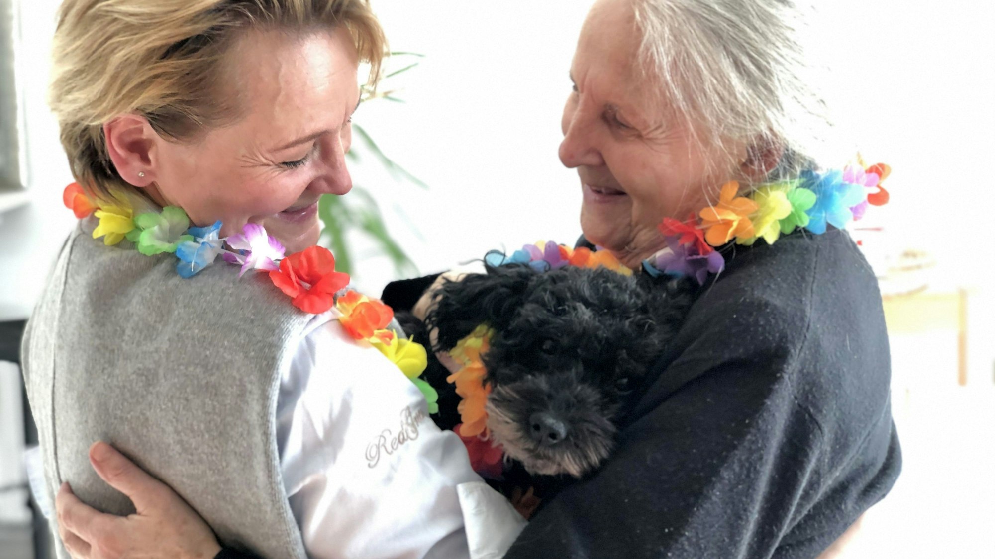 Diane C. Ihlefeldt mit ihrer Mutter Brigitta und Hündin Borga.