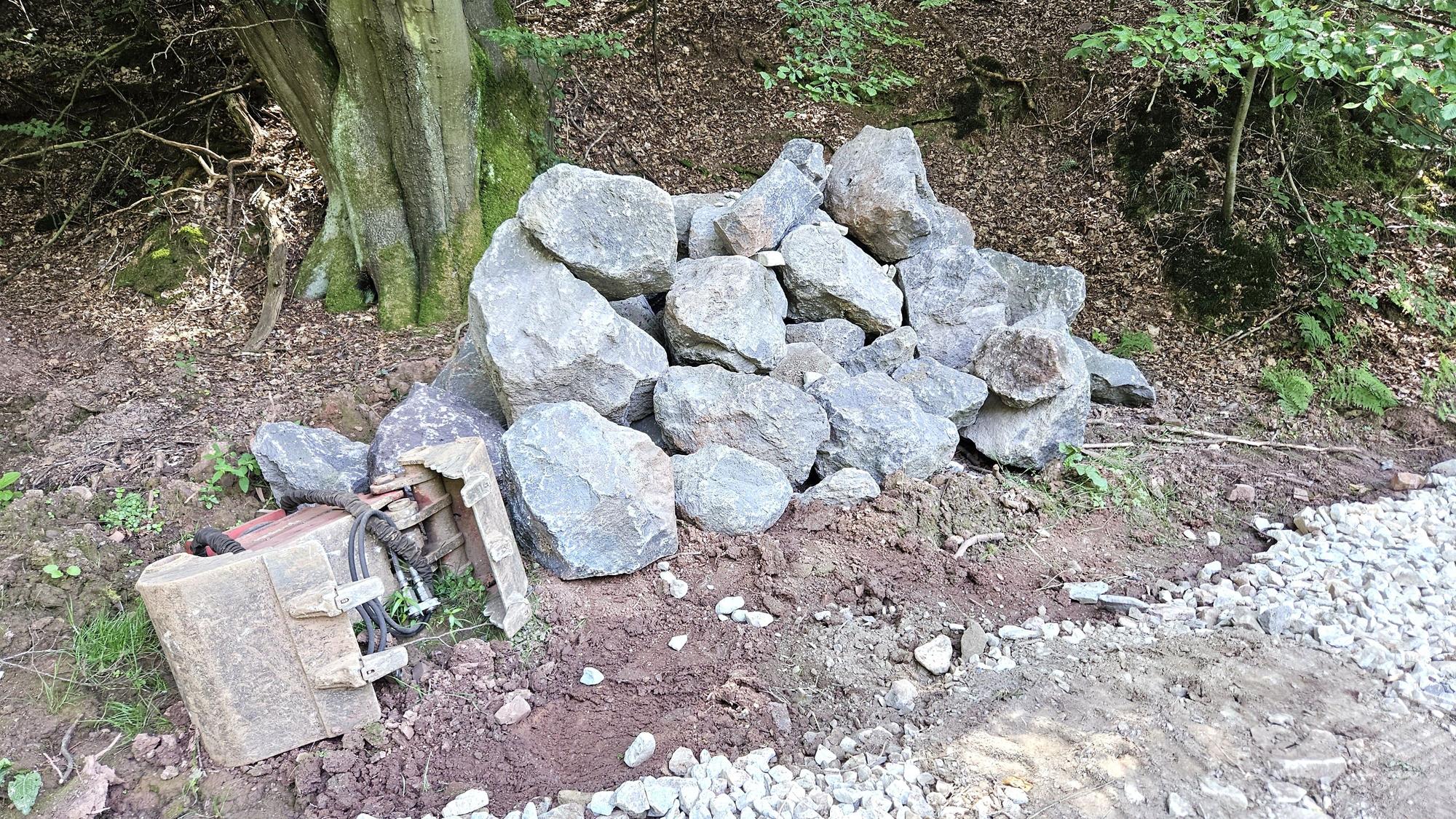 Große Steine liegen am Wegesrand.