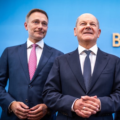 Bundeskanzler Olaf Scholz (SPD,M) Robert Habeck (Bündnis 90/Die Grünen , r), Bundesminister für Wirtschaft und Klimaschutz, und Christian Lindner (FDP), Bundesminister der Finanzen, nehmen an einer Pressekonferenz zum Haushaltsplan 2025 teil. (Archiv)