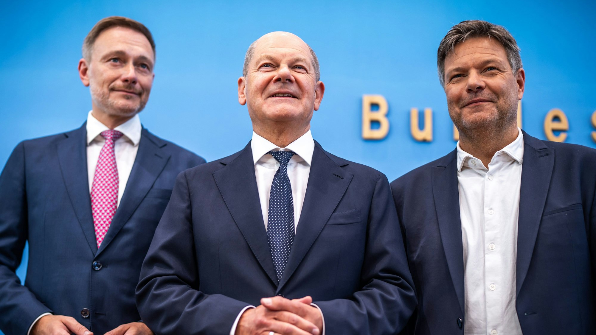 Bundeskanzler Olaf Scholz (SPD,M) Robert Habeck (Bündnis 90/Die Grünen , r), Bundesminister für Wirtschaft und Klimaschutz, und Christian Lindner (FDP), Bundesminister der Finanzen, nehmen an einer Pressekonferenz zum Haushaltsplan 2025 teil. (Archiv)