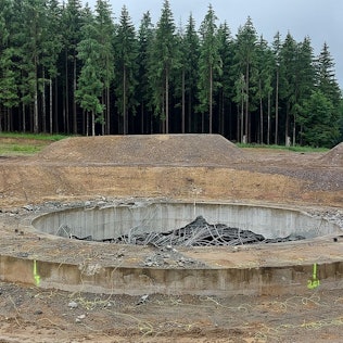 Das gesprengte Fundament für eine Windkraftanlage ist in einem Wald bei Dahlem zu sehen.